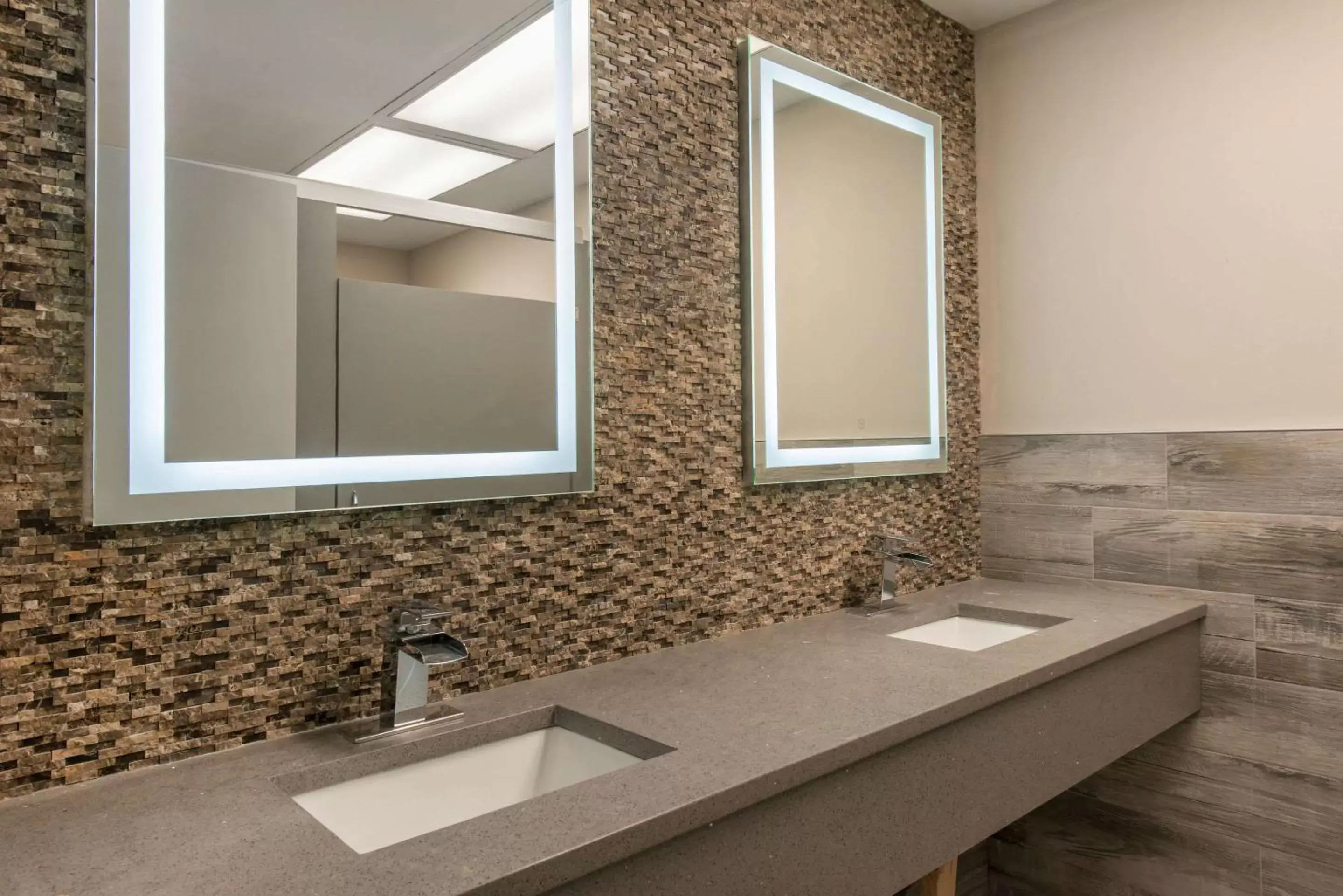 Bathroom in Palazzo Lakeside Hotel