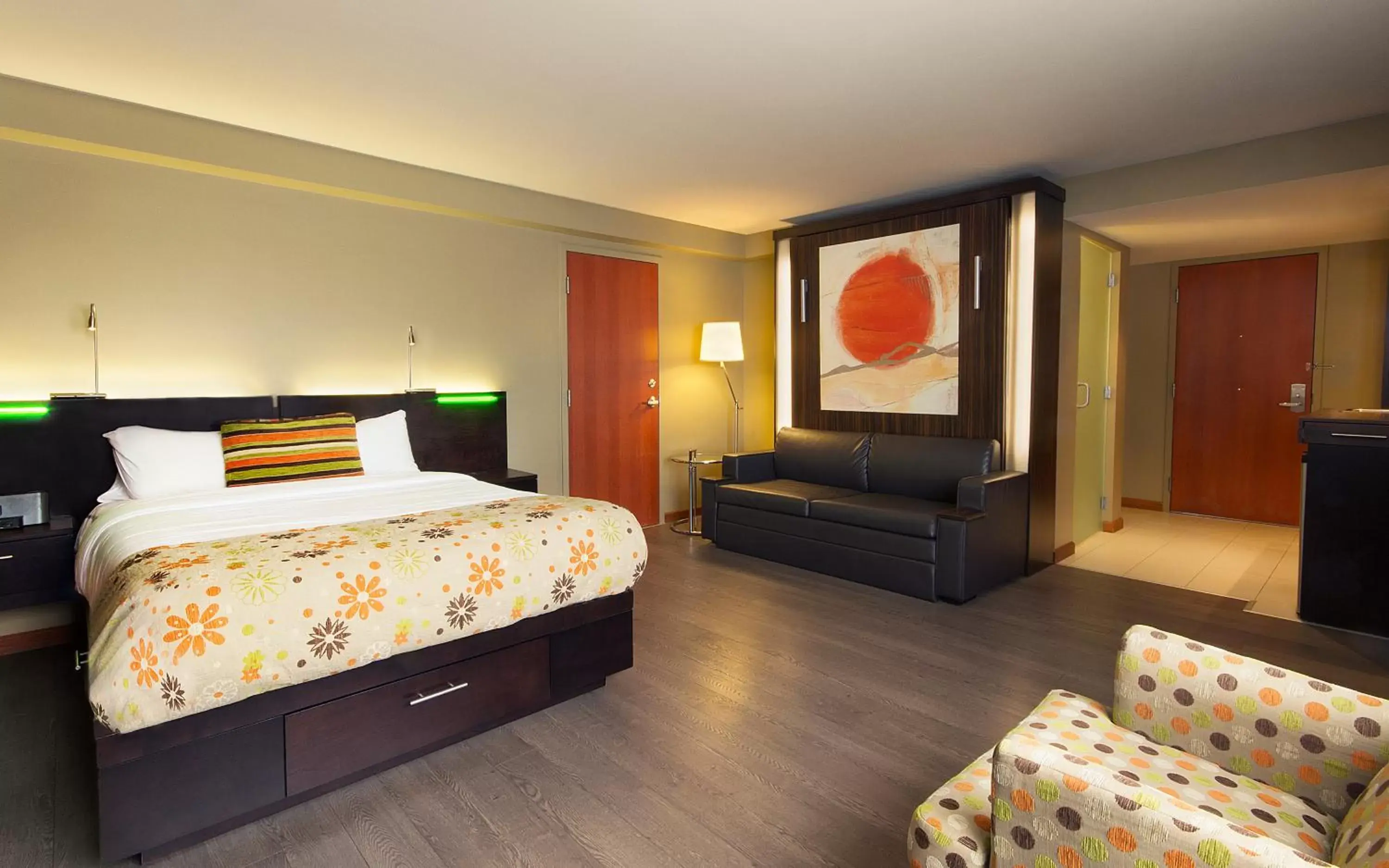 Quadruple Room with Fireplace - Disability Access in Hôtel Must Aéroport de Québec par JARO Quadruple Room with Fireplace - Disability Access in Hôtel Must Aéroport de Québec par JARO