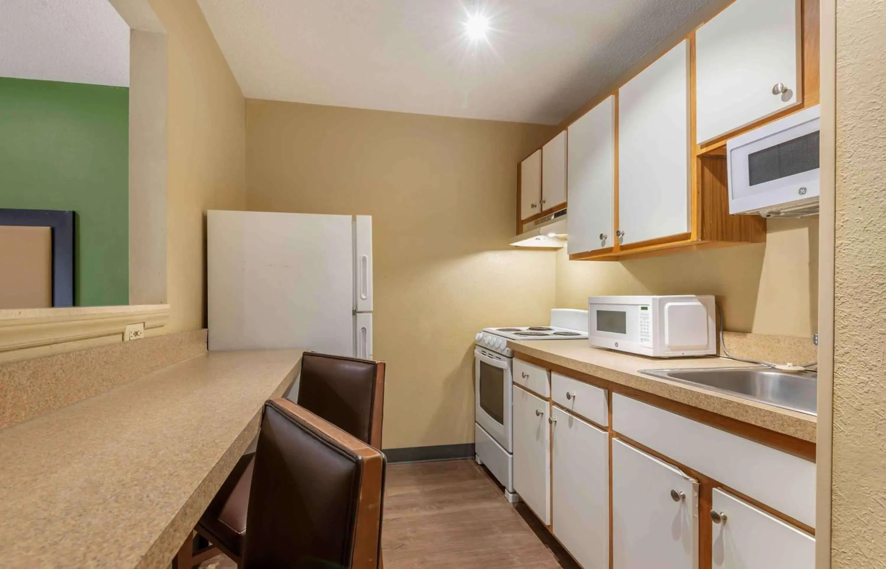 Bedroom, Kitchen/Kitchenette in Extended Stay America Select Suites - Charlotte - Tyvola Rd - Executive Park