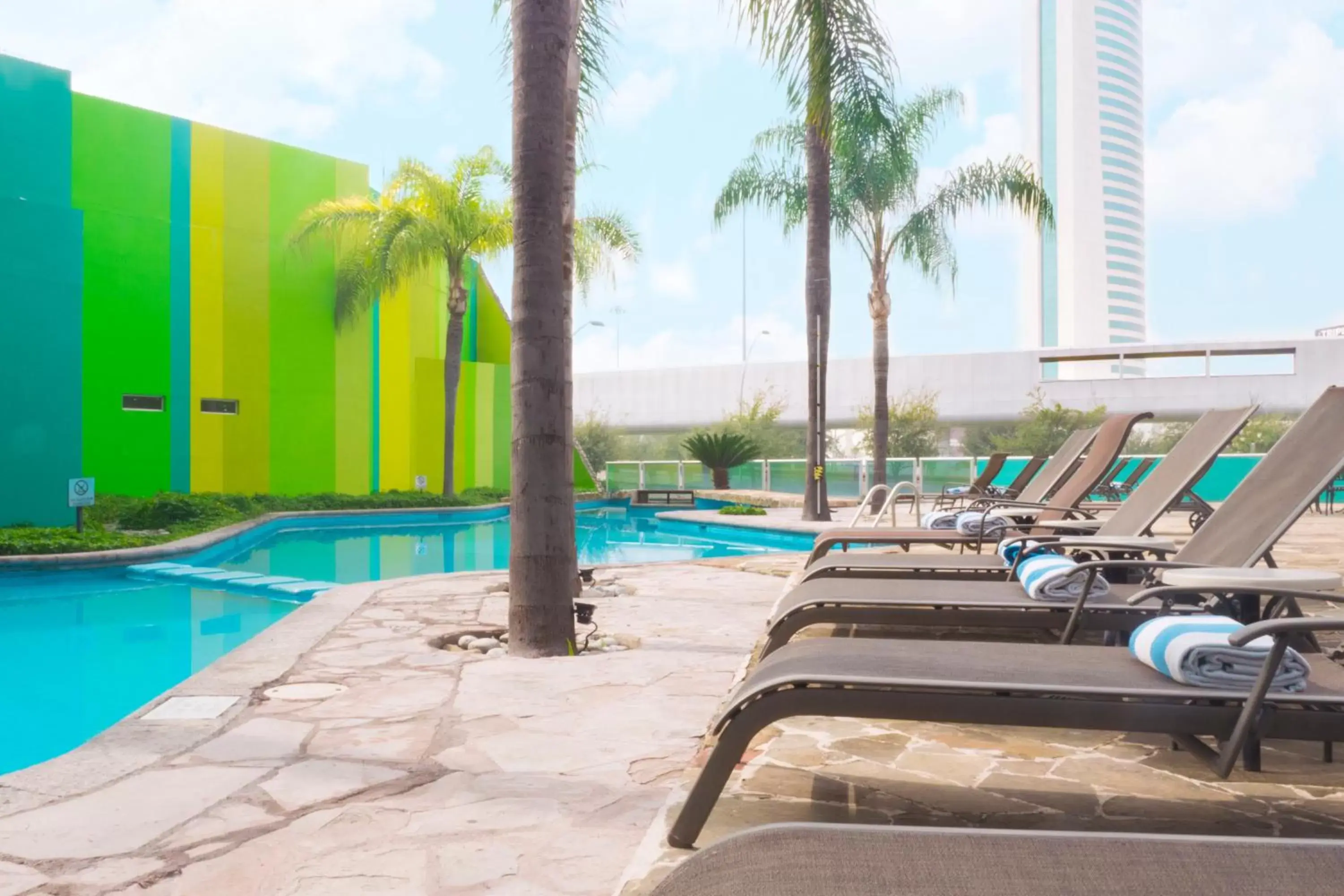 Swimming Pool in Holiday Inn Monterrey-Parque Fundidora, an IHG Hotel