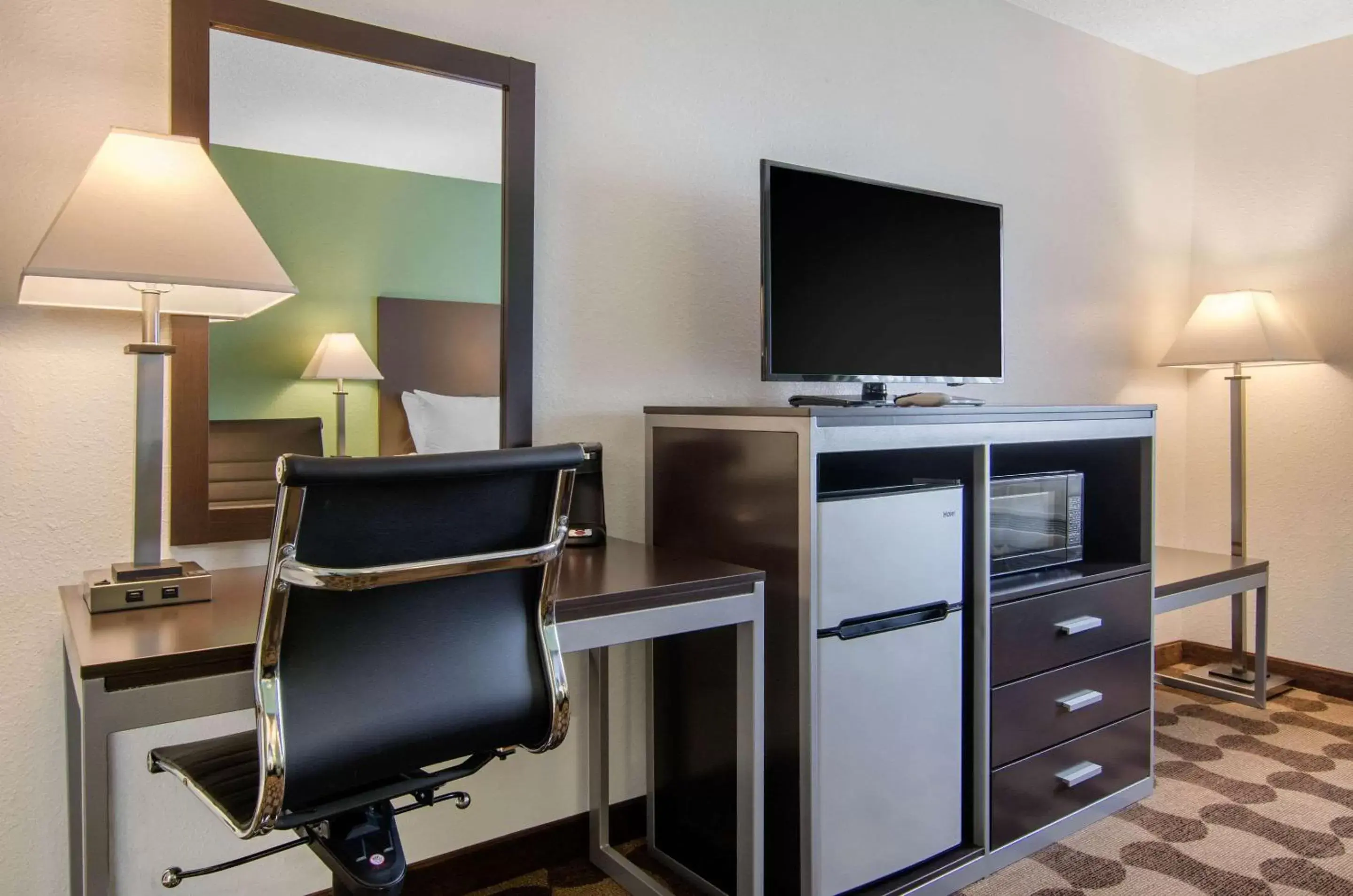 Bedroom, TV/Entertainment Center in Quality Inn