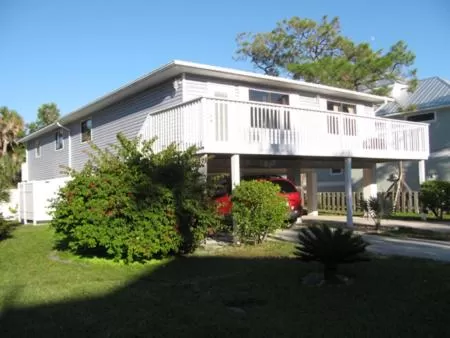 Facade/entrance, Property Building in Queens Gate Resort