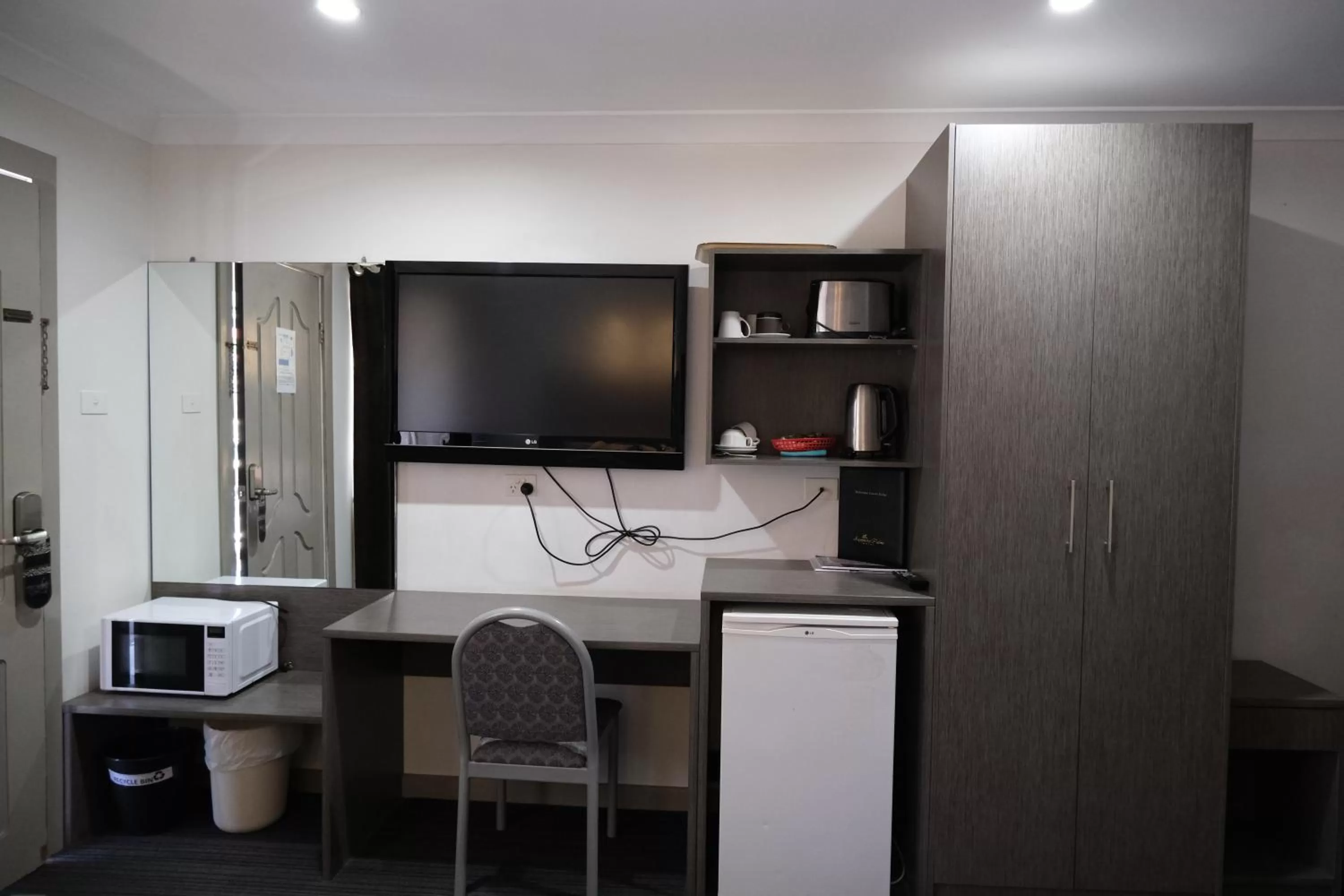 TV and multimedia in Sapphire Palms Motel