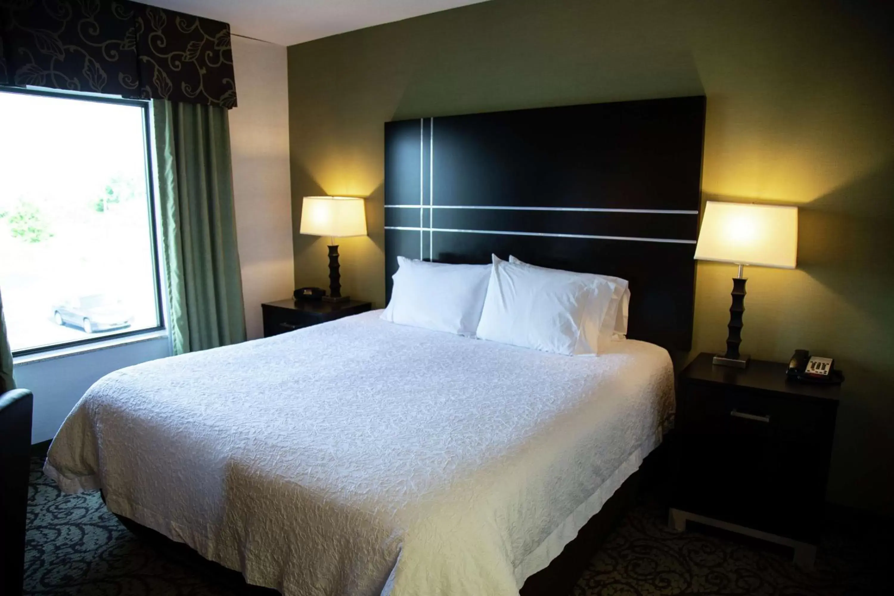 Bed in Hampton Inn & Suites Sharon Bed in Hampton Inn & Suites Sharon