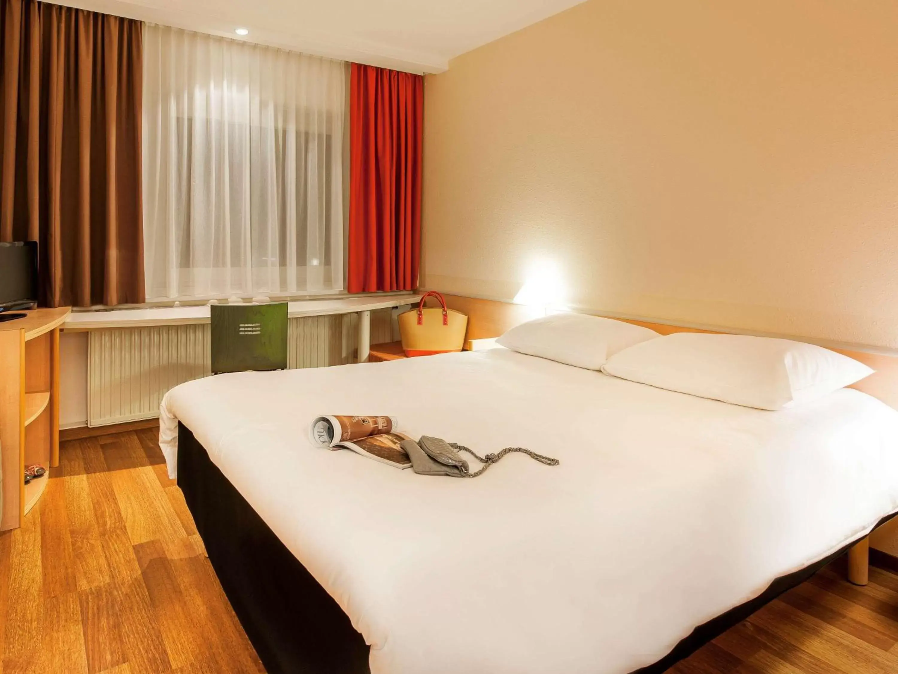 Photo of the whole room, Bed in ibis Ulm City