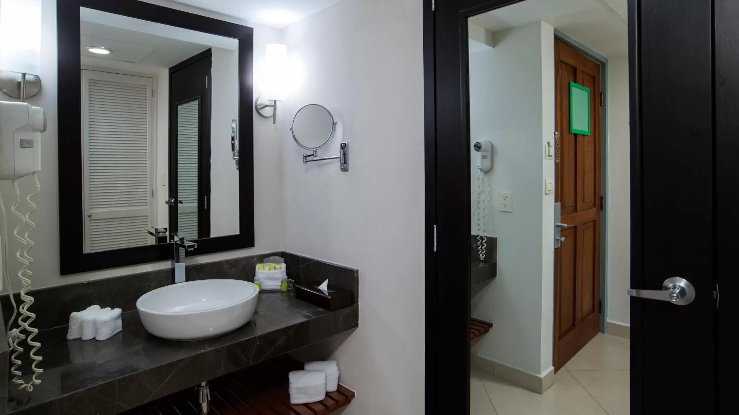 Photo of the whole room, Bathroom in Holiday Inn Tuxtla Gutierrez, an IHG Hotel