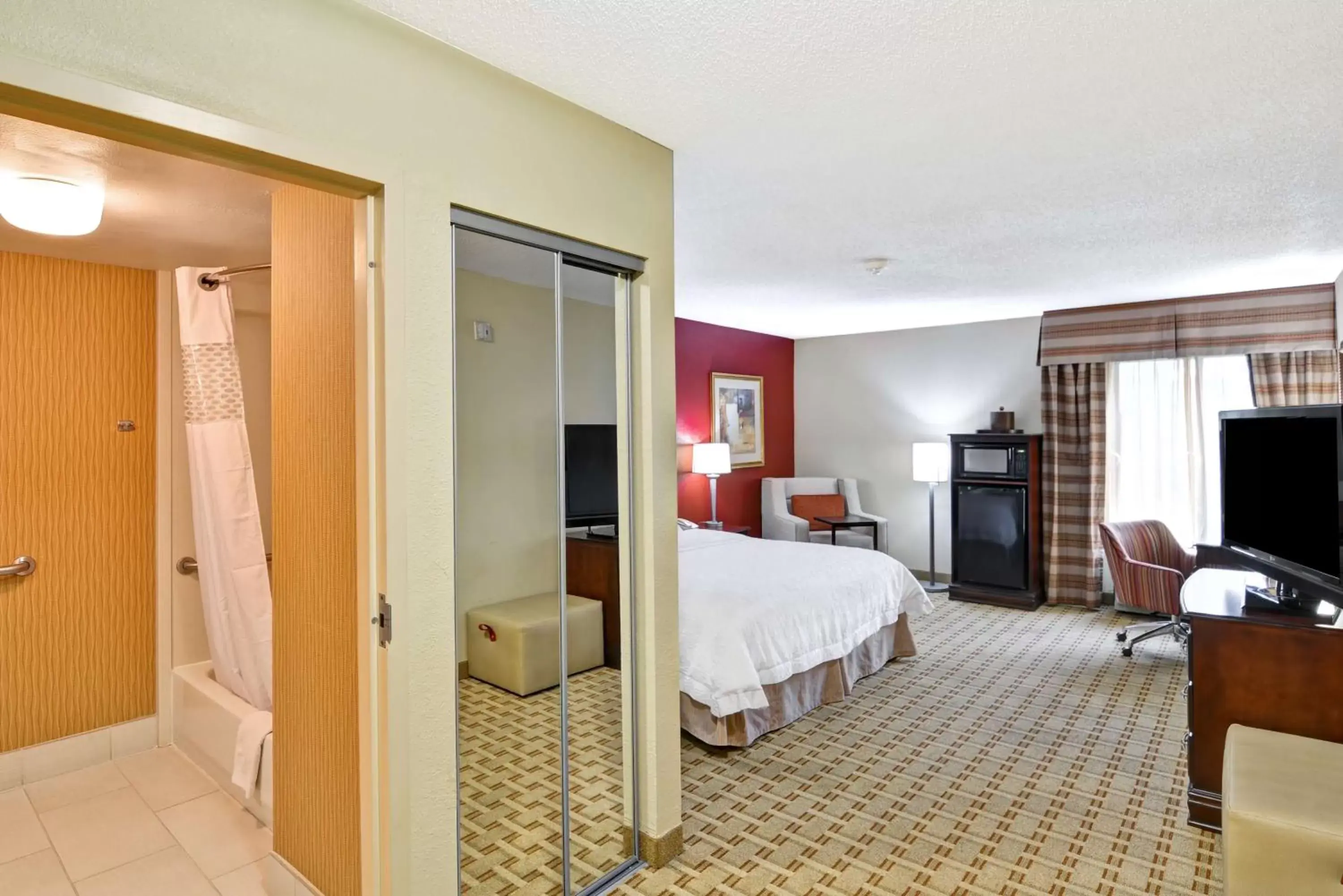 Bedroom, Bed in Hampton Inn Jacksonville - I-95 Central