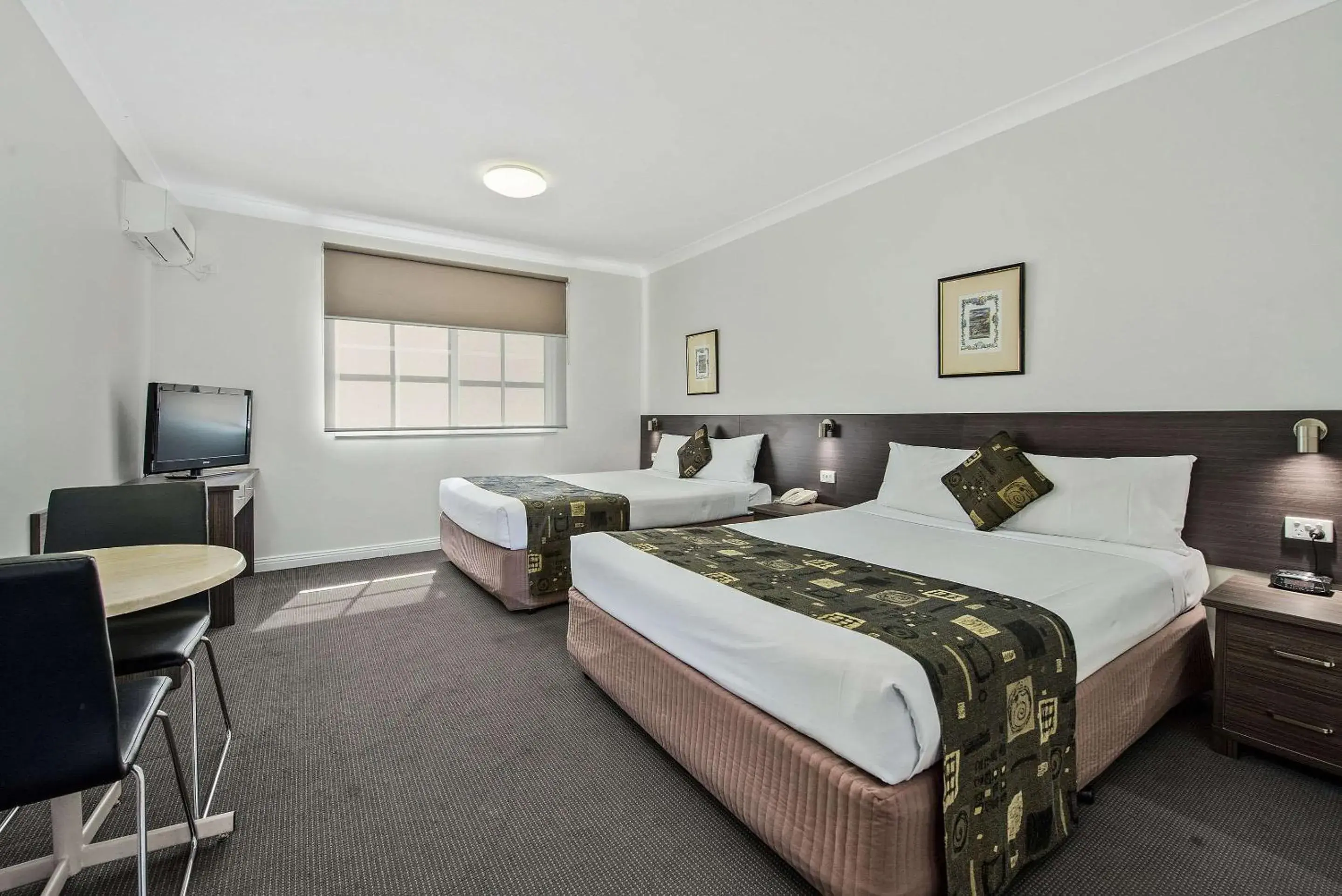 Photo of the whole room, Bed in Comfort Hotel Dandenong Photo of the whole room, Bed in Comfort Hotel Dandenong