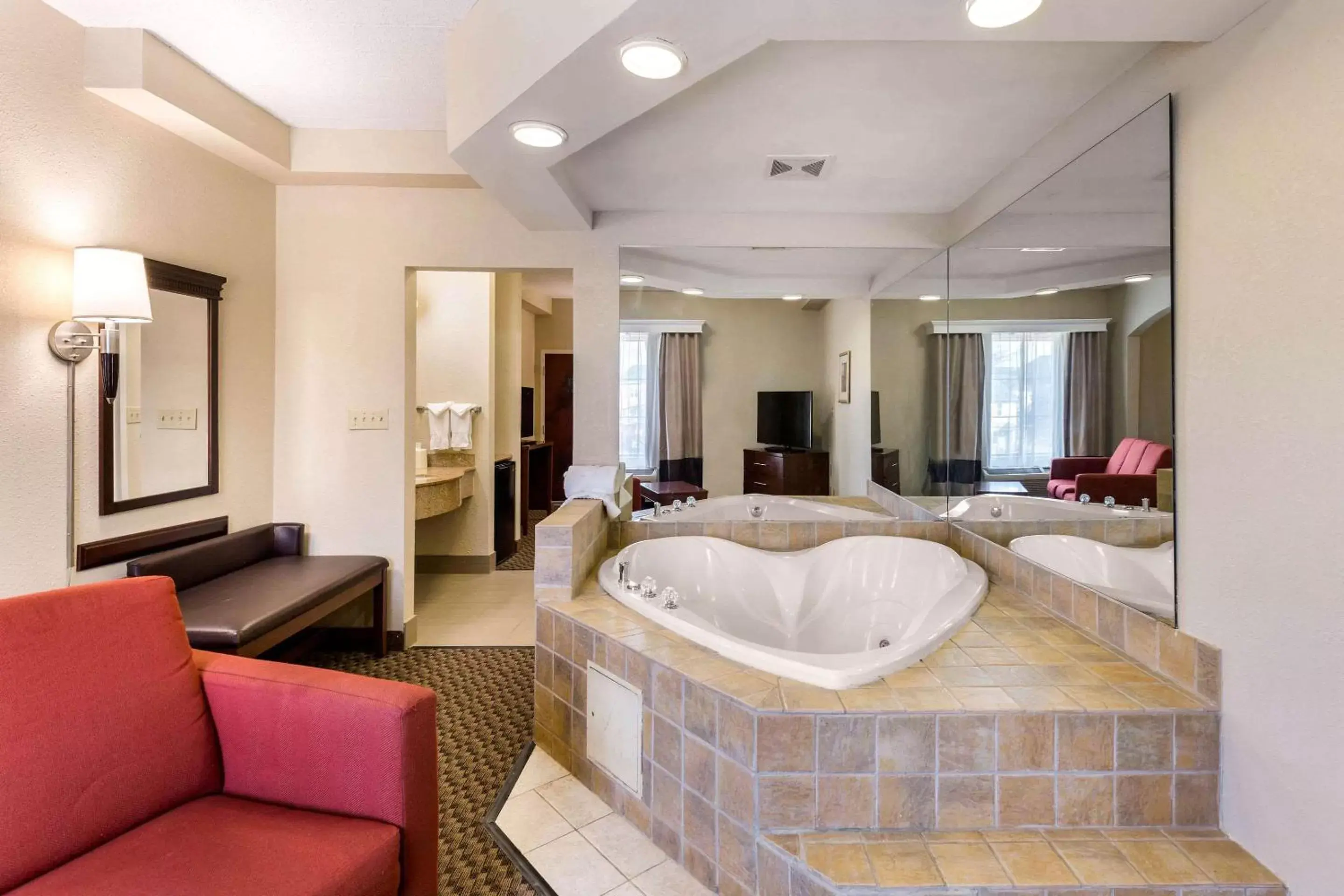 Bedroom, Bathroom in Comfort Suites Columbia Gateway