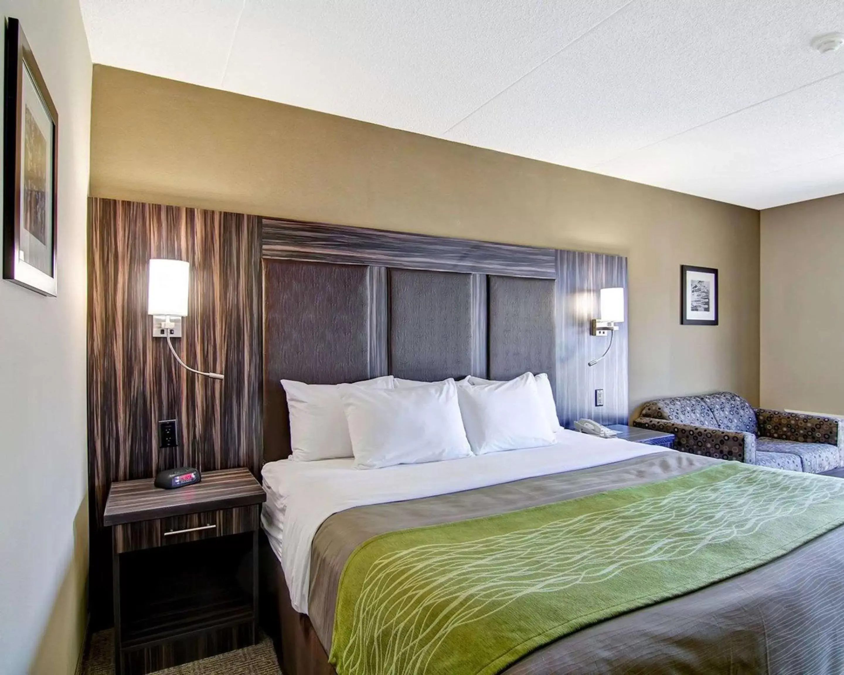 Photo of the whole room, Bed in Comfort Inn St. Catharines Niagara