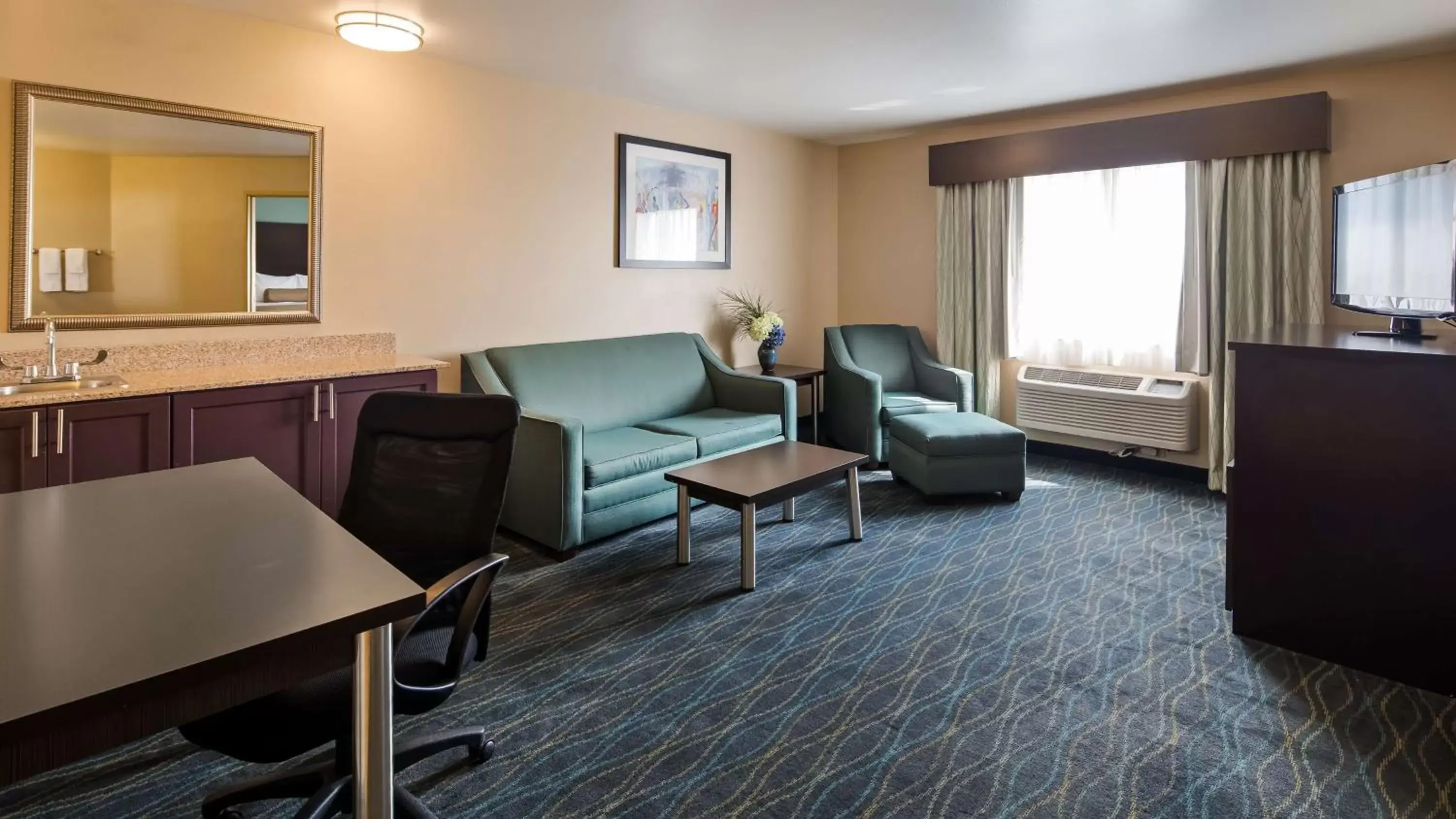 Photo of the whole room, Seating Area in Best Western PLUS University Inn Marion