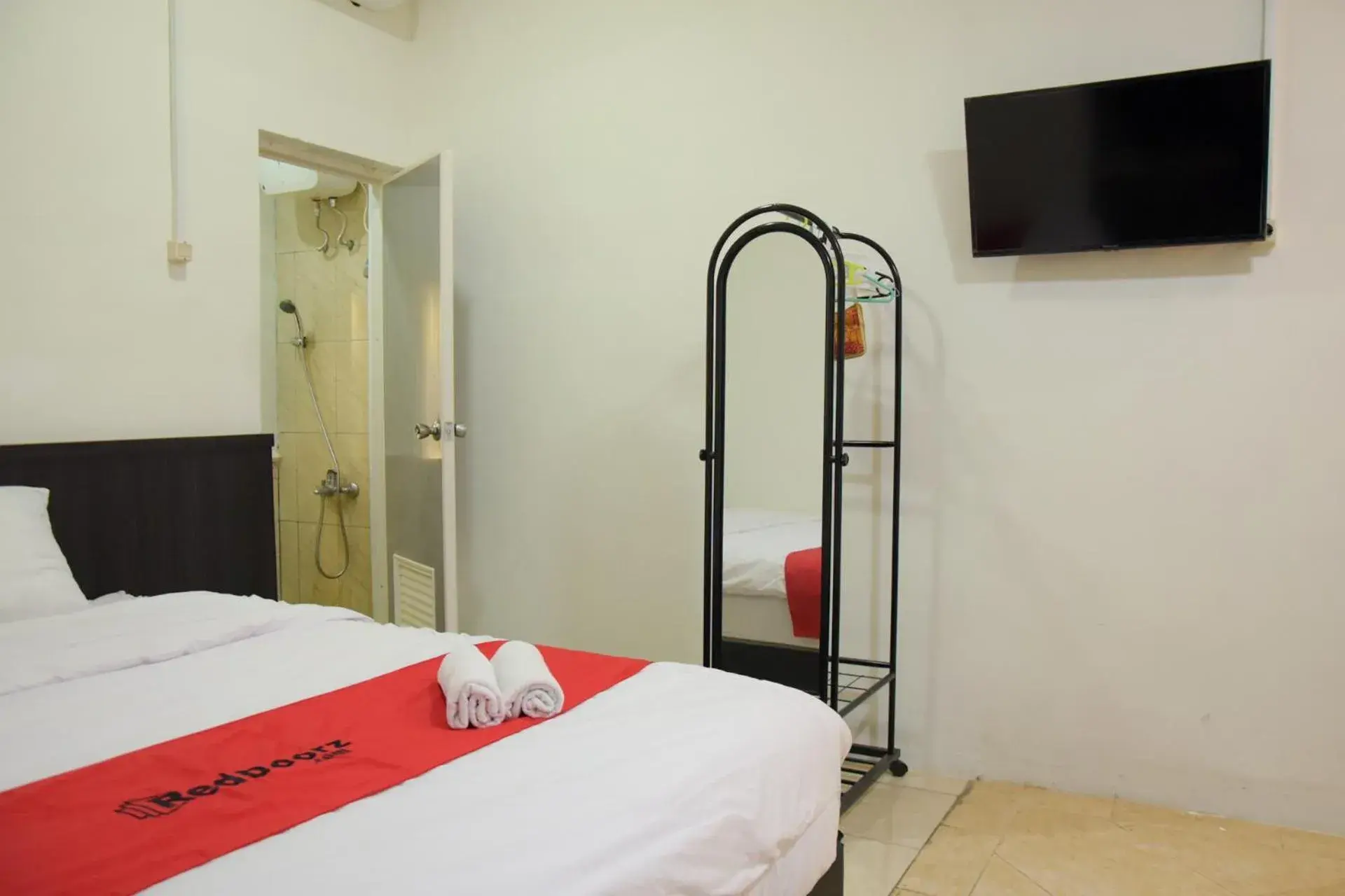 Bedroom, Bed in RedDoorz near GOR Satria Purwokerto Bedroom, Bed in RedDoorz near GOR Satria Purwokerto