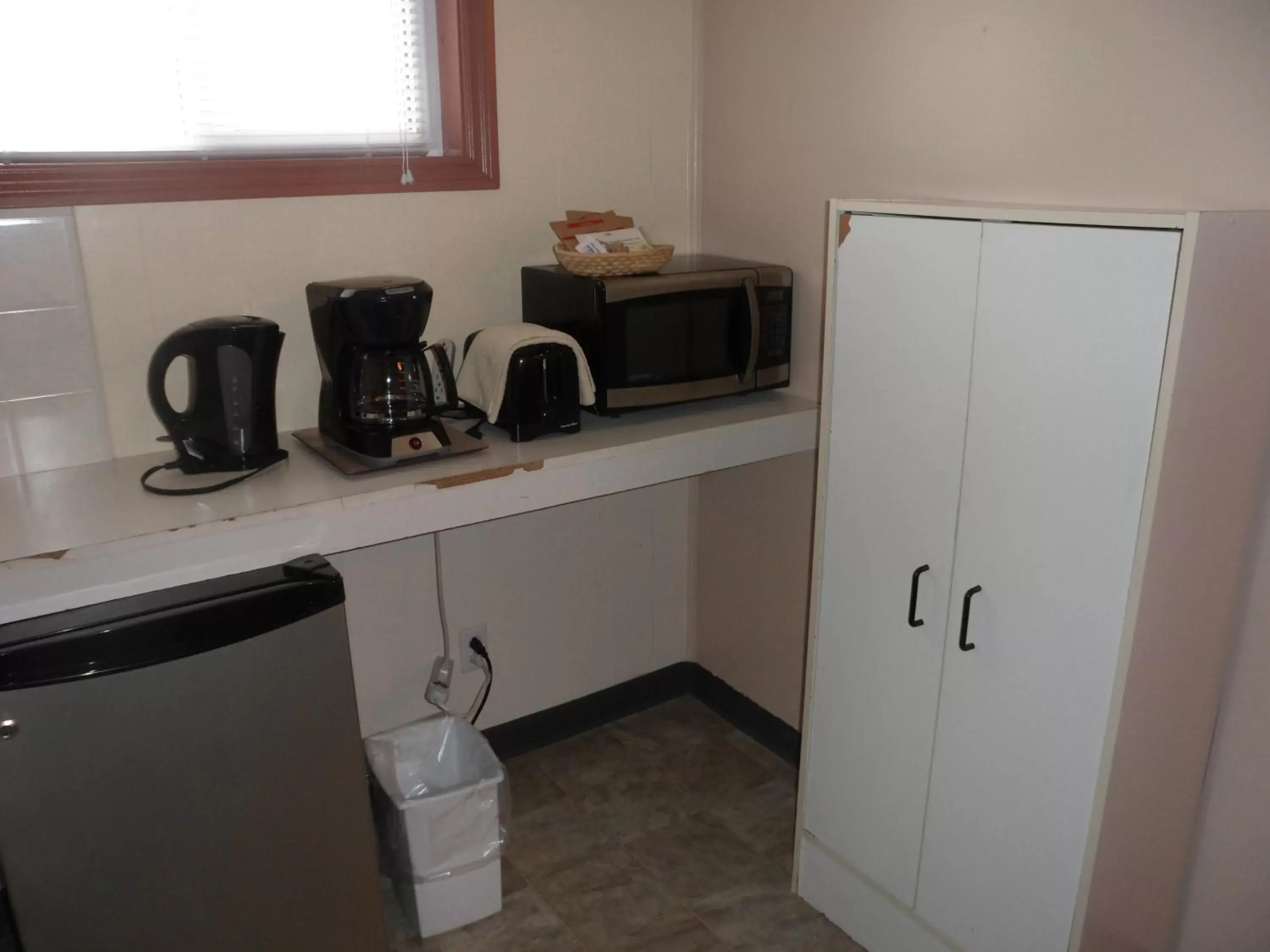 Coffee/tea facilities, TV/Entertainment Center in The Silver Birch Motel