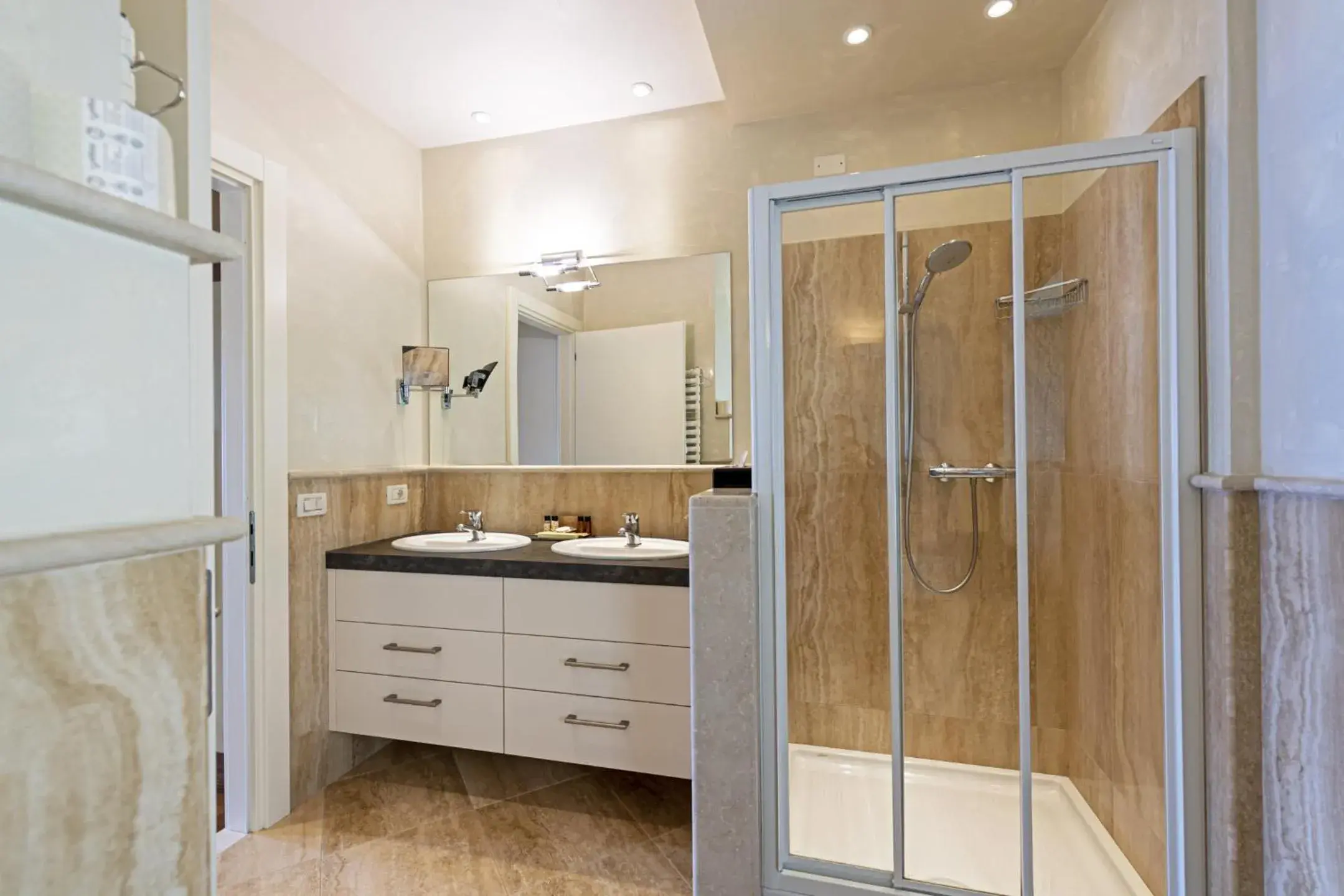 Bathroom in Hotel Baia D'Oro