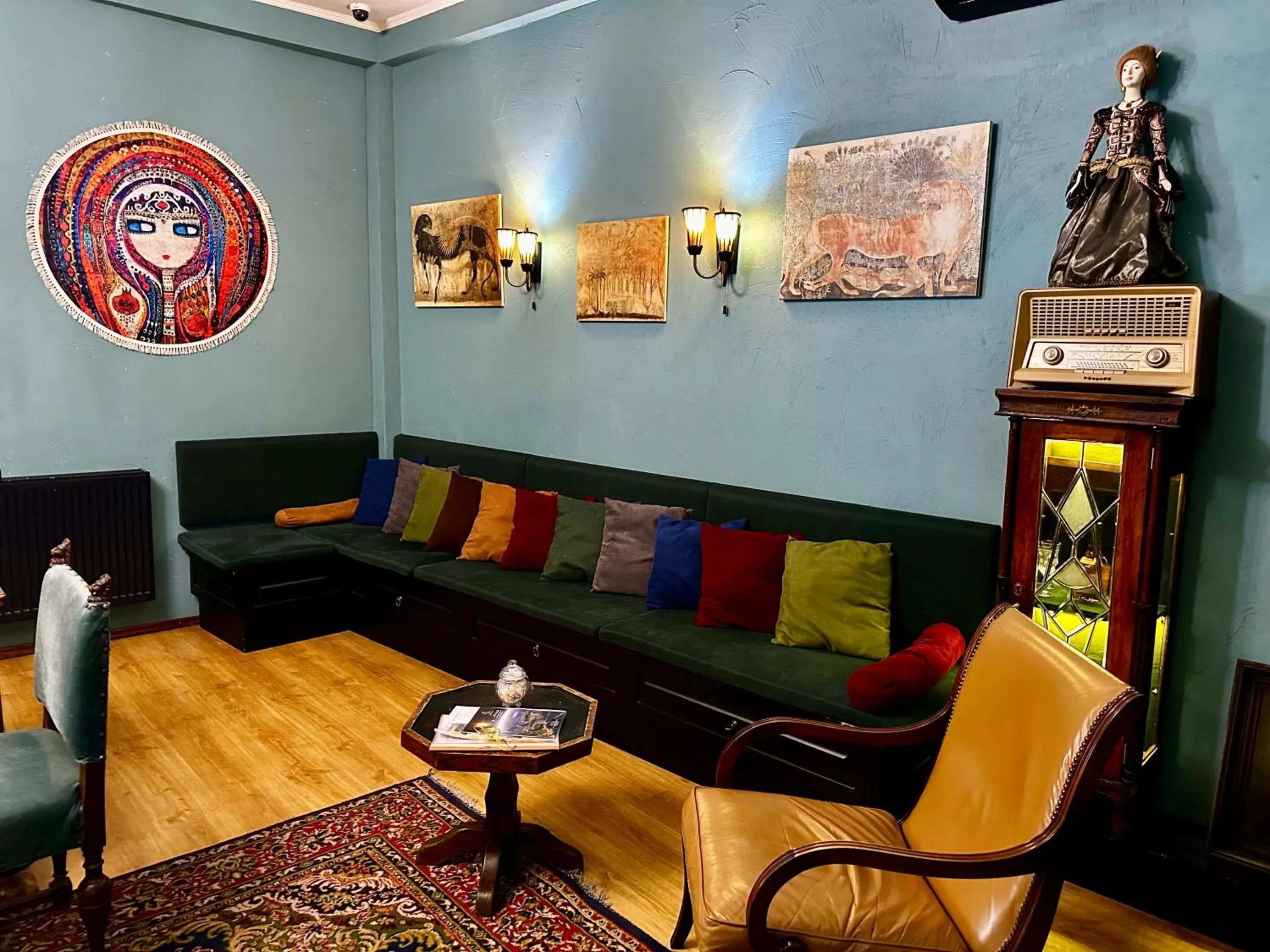 Communal lounge/ TV room in Kindli Boutique Hotel