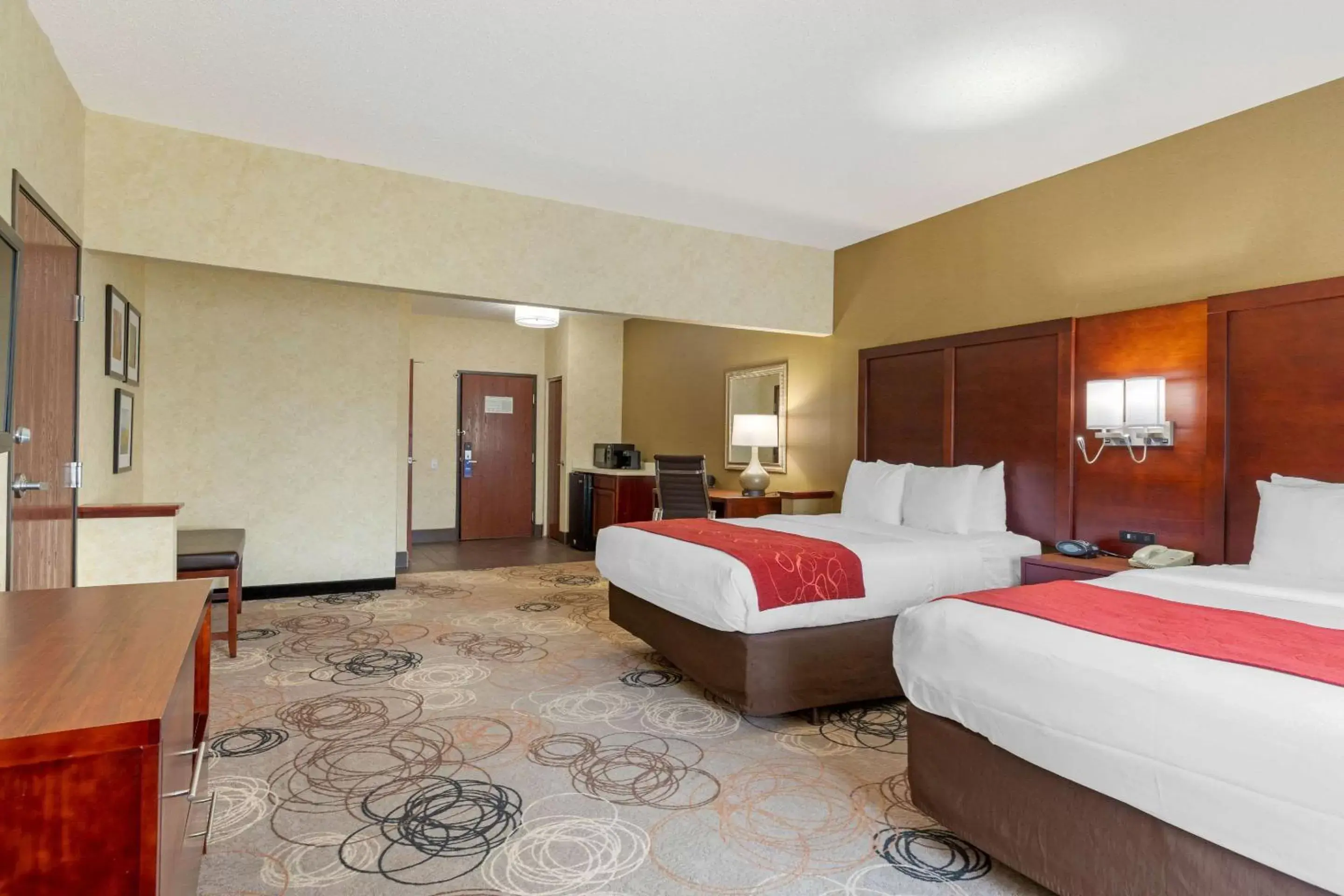 Photo of the whole room, Bed in Comfort Suites Southfield