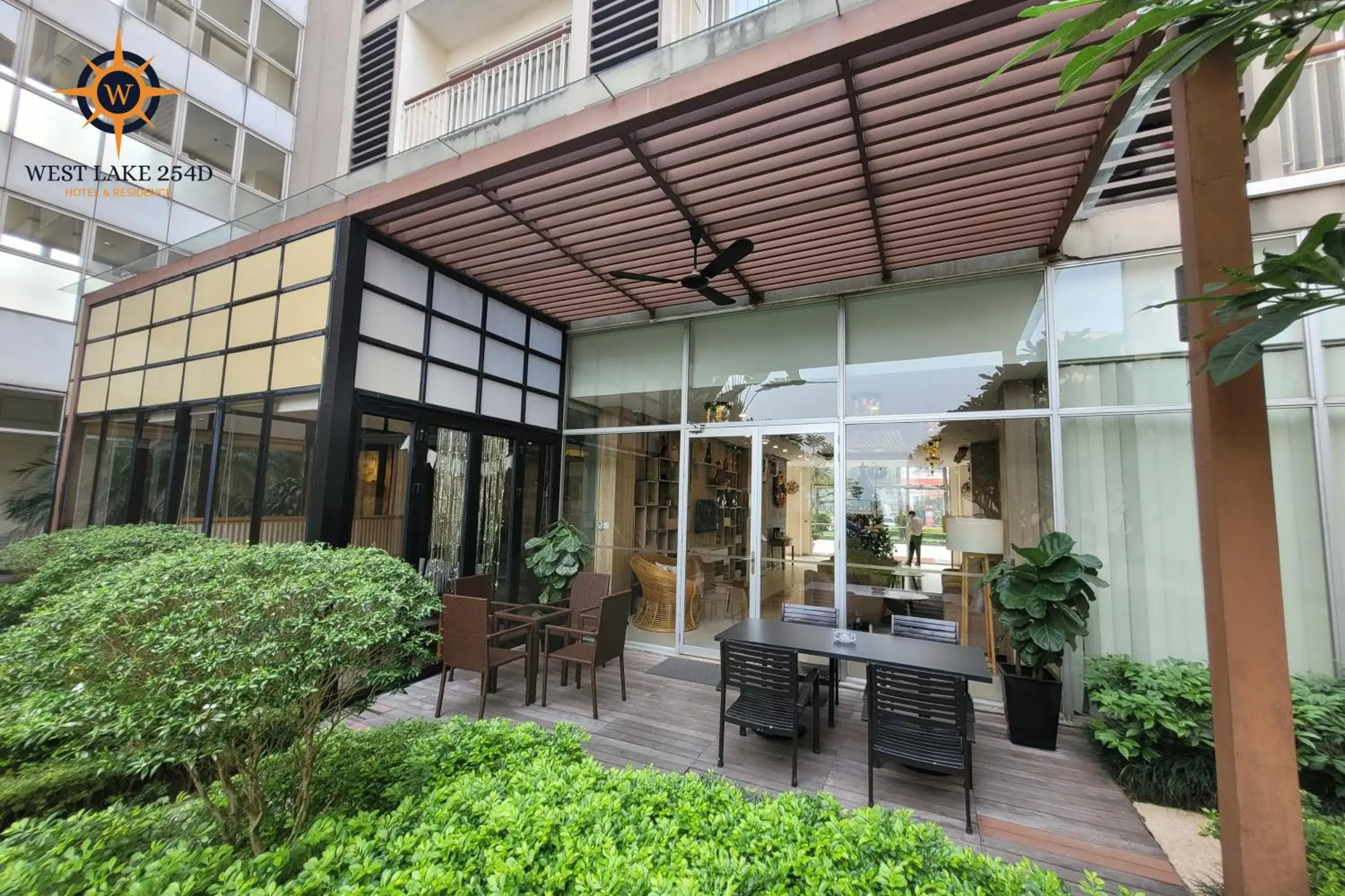 Restaurant/places to eat in West Lake 254D Hotel & Residence