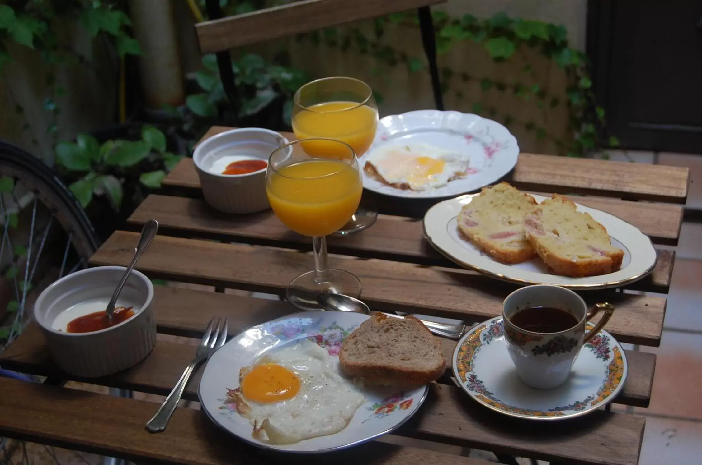 Breakfast in Maison aigues-mortaise dans la cité