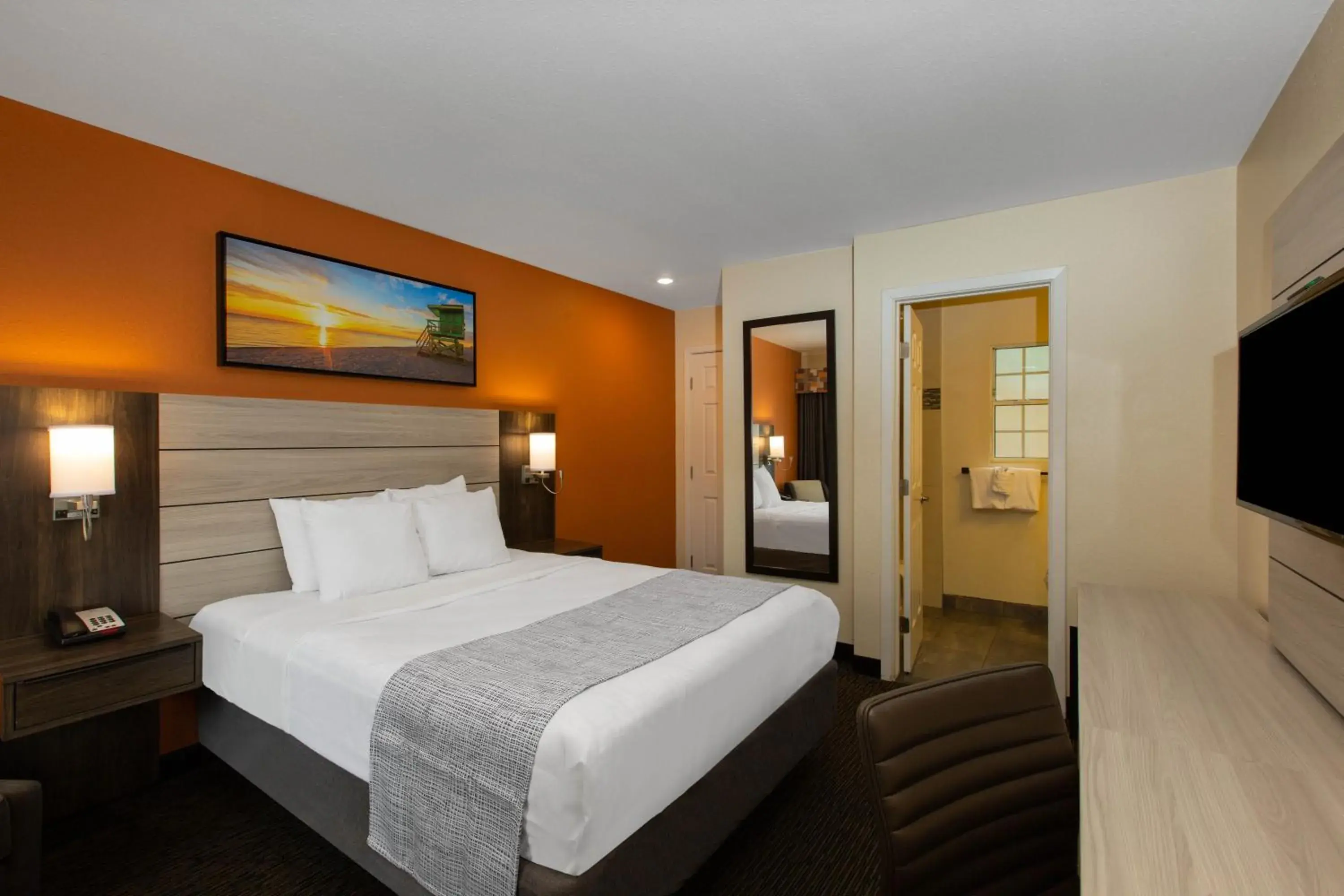 Photo of the whole room, Bed in Days Inn by Wyndham Monterey-Fisherman's Wharf Aquarium