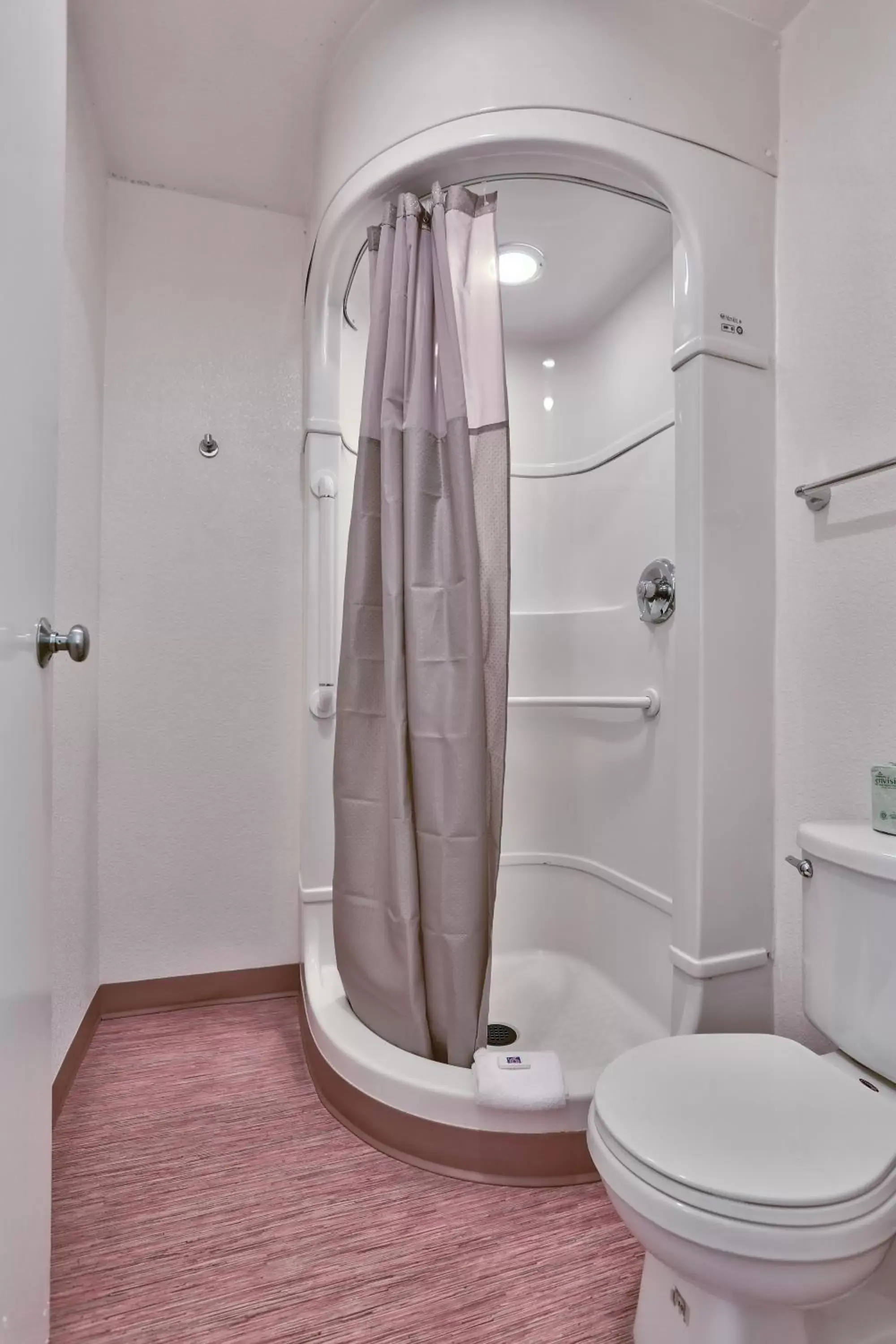 Shower, Bathroom in Motel 6-Flagstaff, AZ - West - Woodland Village