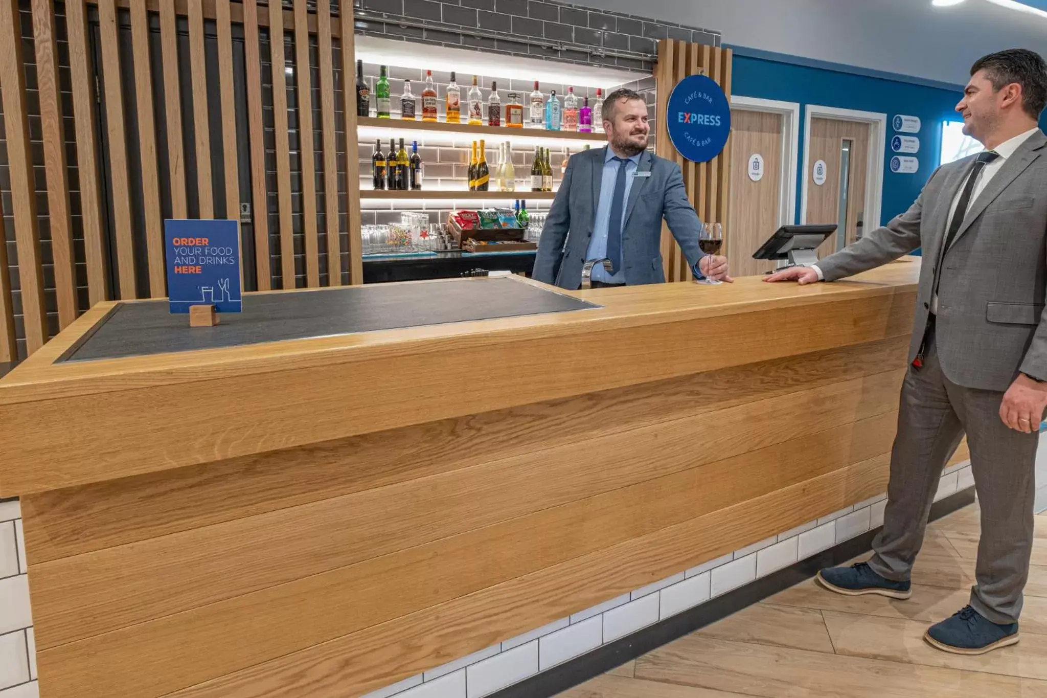 Lounge or bar in Holiday Inn Express - Fleet by IHG Lounge or bar in Holiday Inn Express - Fleet by IHG