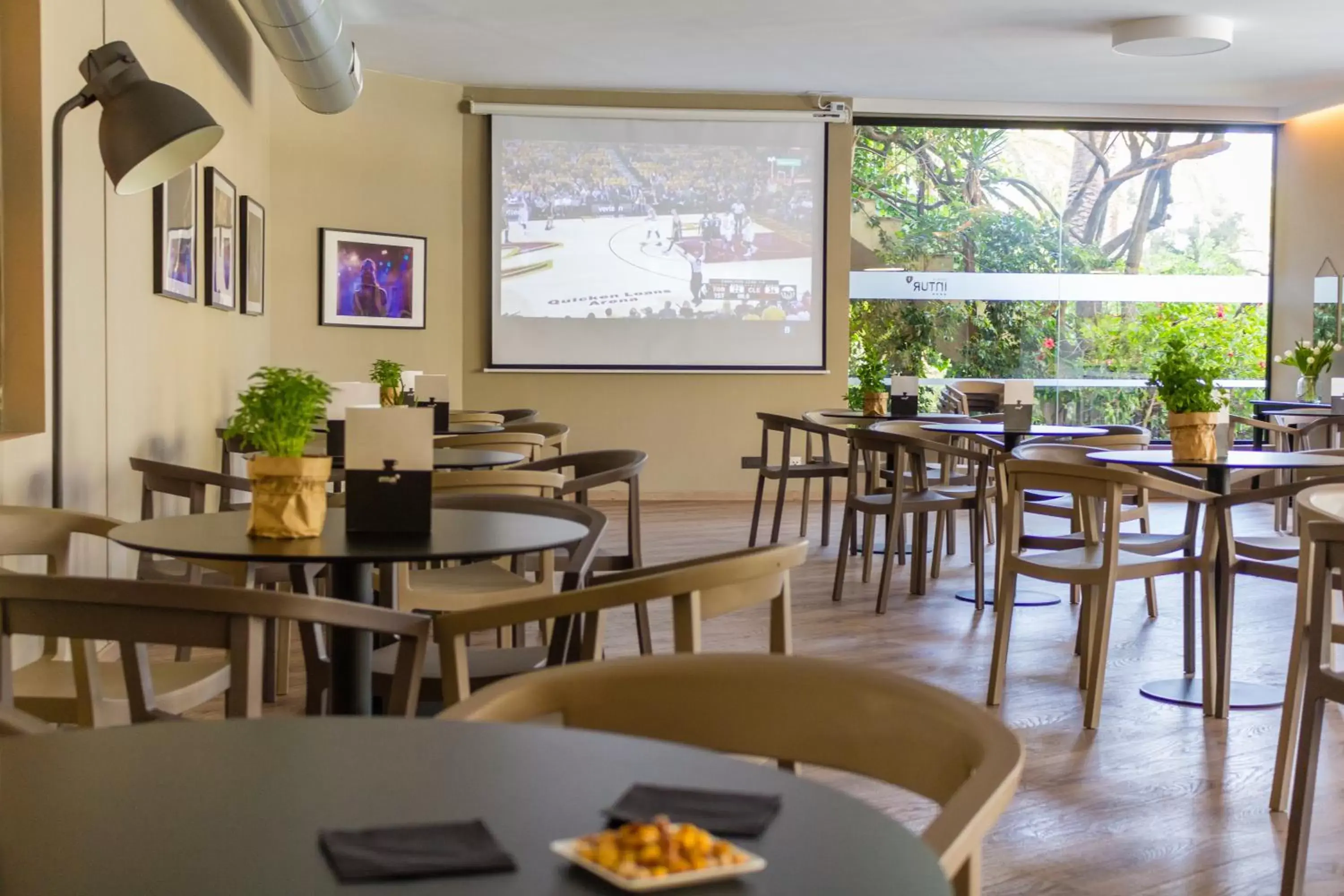 Lounge or bar in Intelier Orange Lounge or bar in Intelier Orange