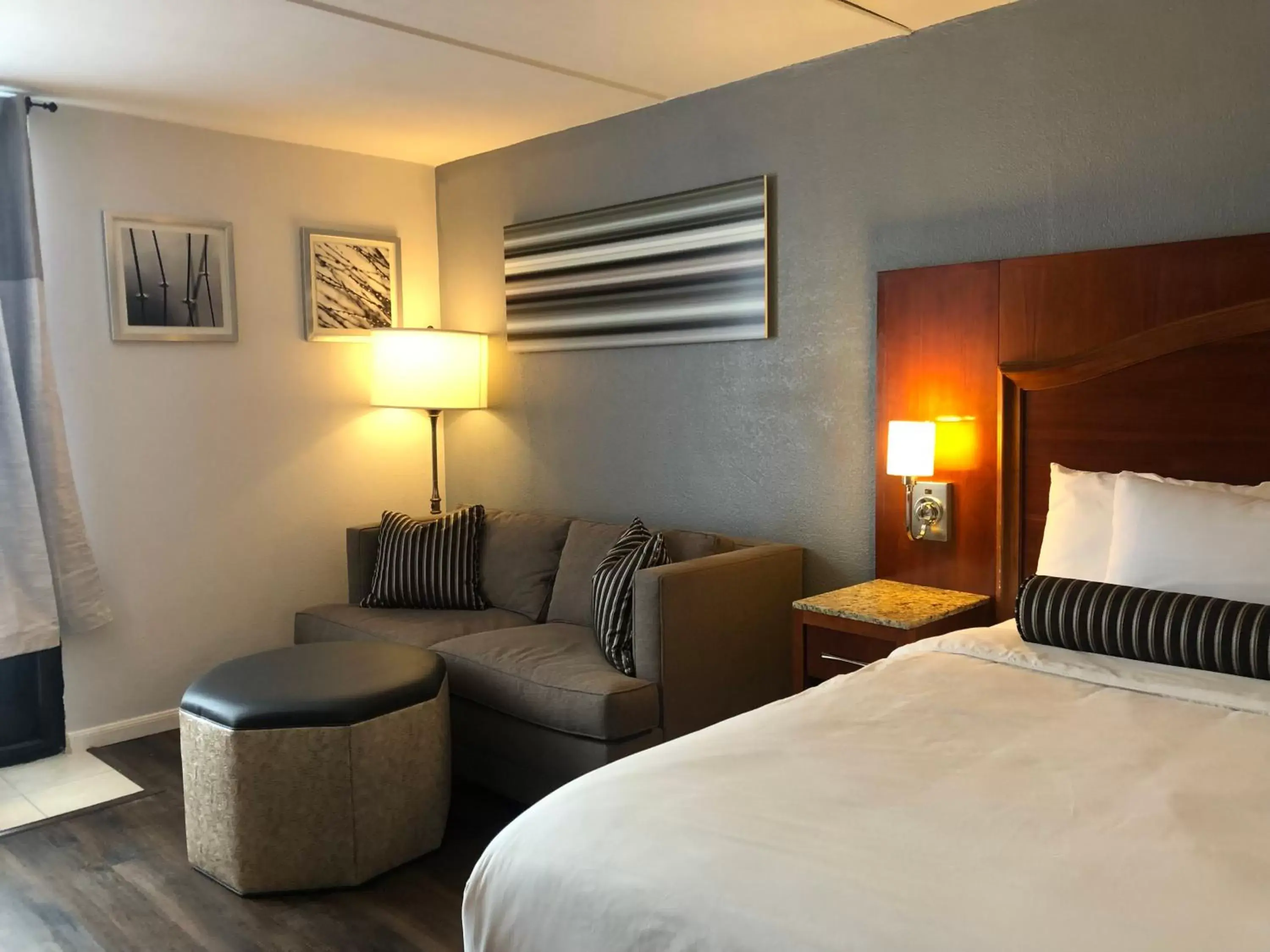 Seating area, Bed in The Grand Hotel Spindletop Seating area, Bed in The Grand Hotel Spindletop