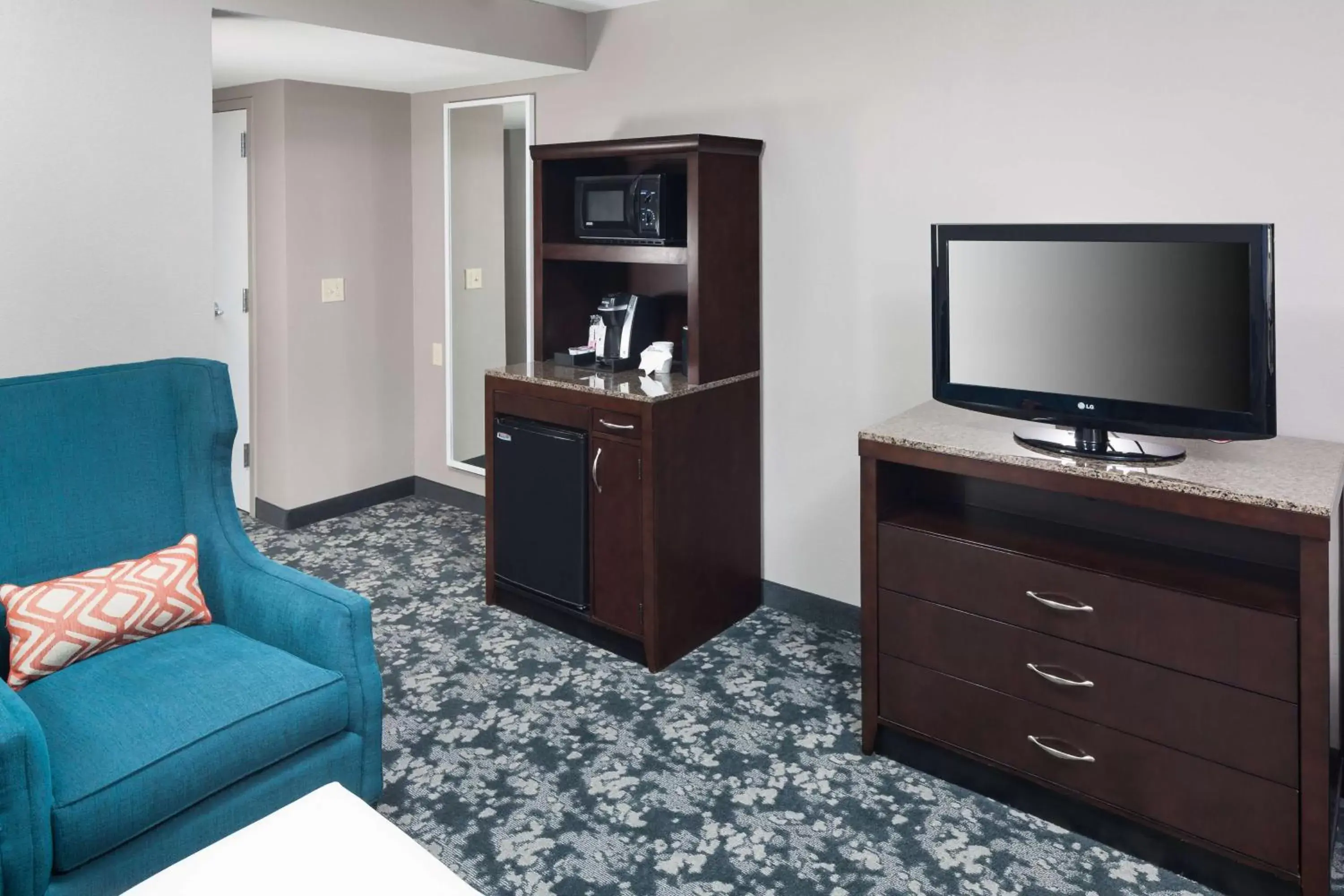Bed, TV/Entertainment Center in Hilton Garden Inn Cincinnati/Mason
