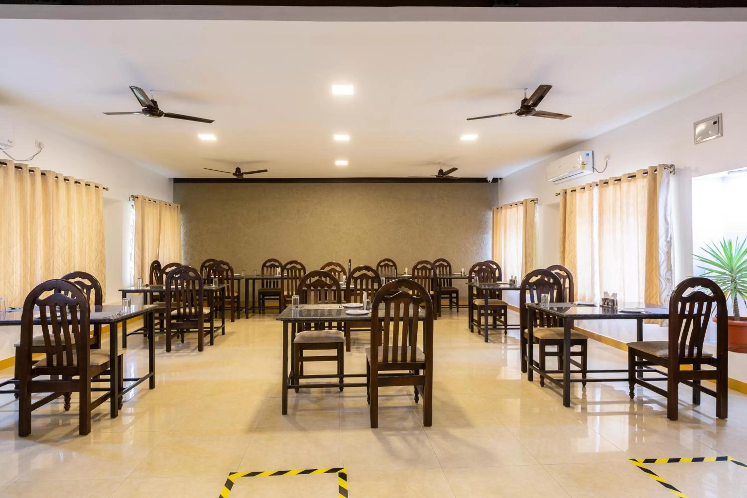 Restaurant/places to eat in KSTDC Hotel Mayura Velapuri Belur