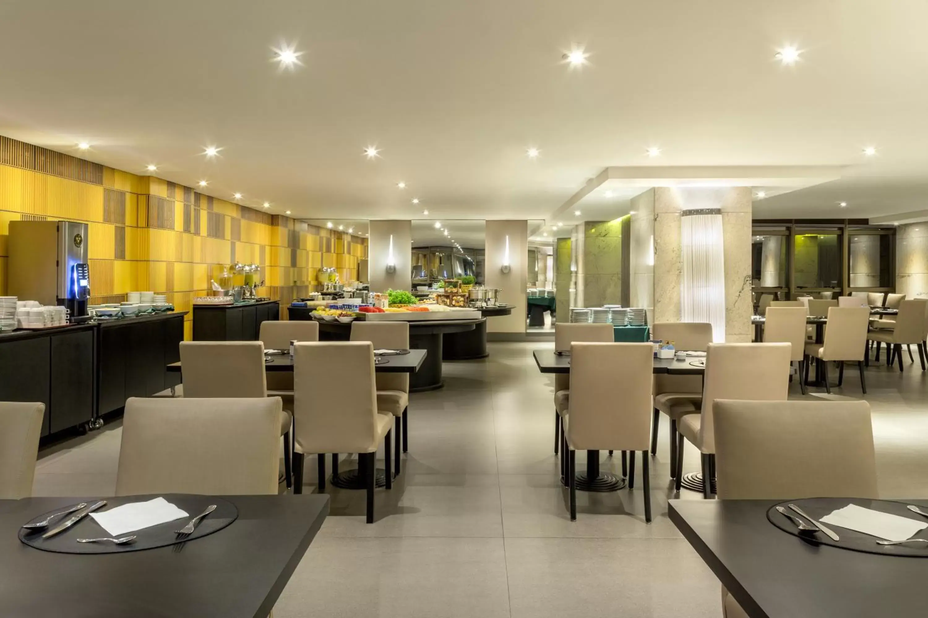 Restaurant/Places to Eat in Brasil 21 Suites Affiliated by Meliá