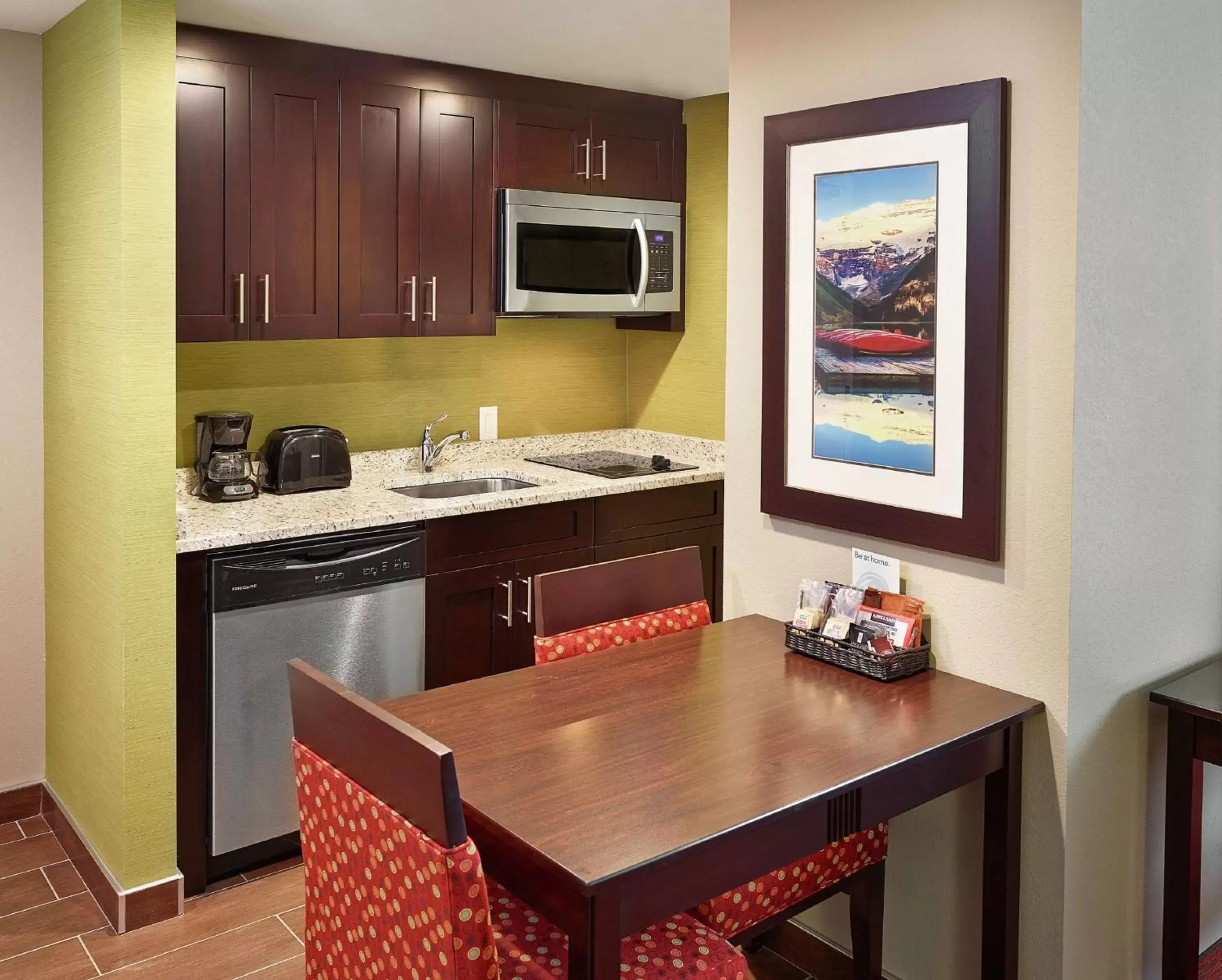 Kitchen or kitchenette, Kitchen/Kitchenette in Homewood Suites Calgary Airport