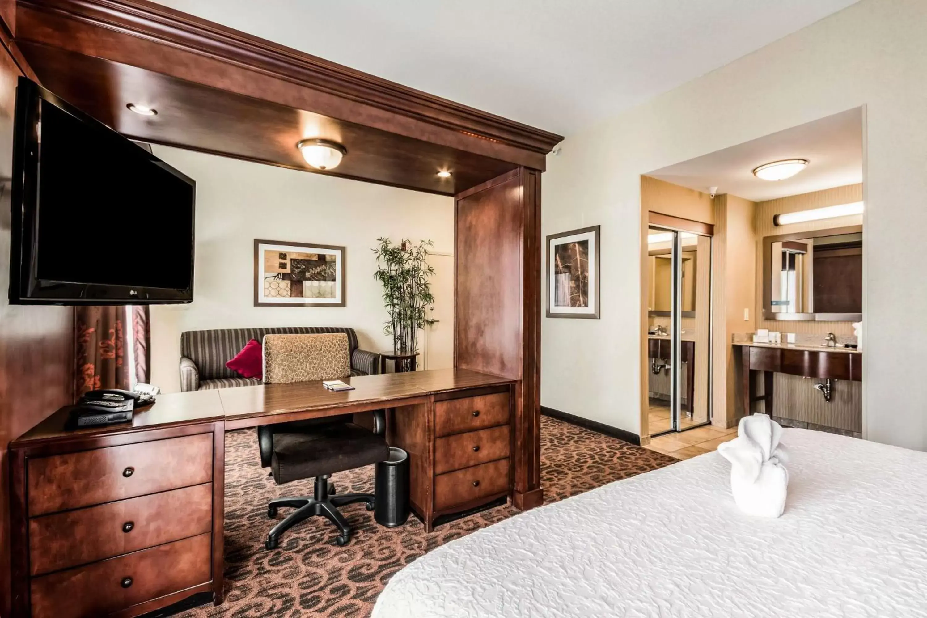 Bedroom, TV/Entertainment Center in Hampton Inn Derby-Wichita Southeast