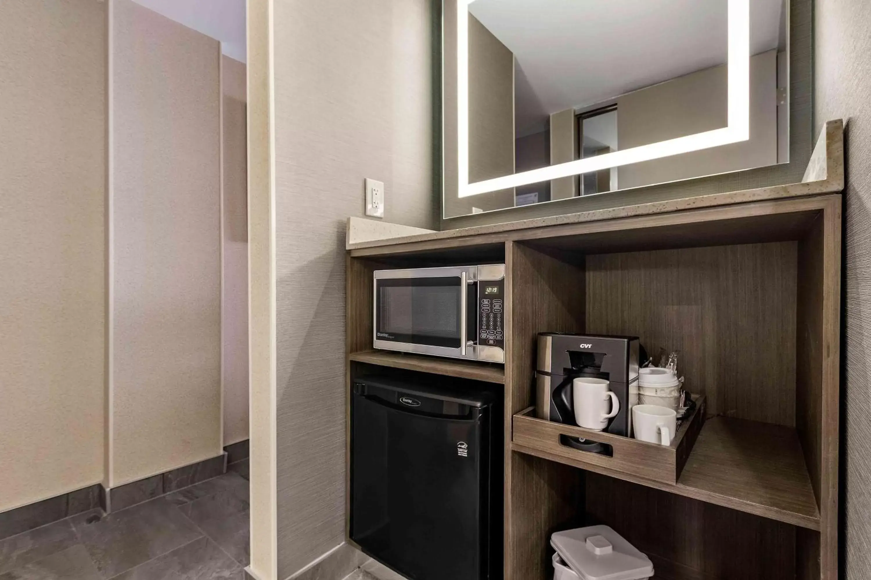 Photo of the whole room, Kitchen/Kitchenette in Best Western Premier Calgary Plaza Hotel & Conference Centre