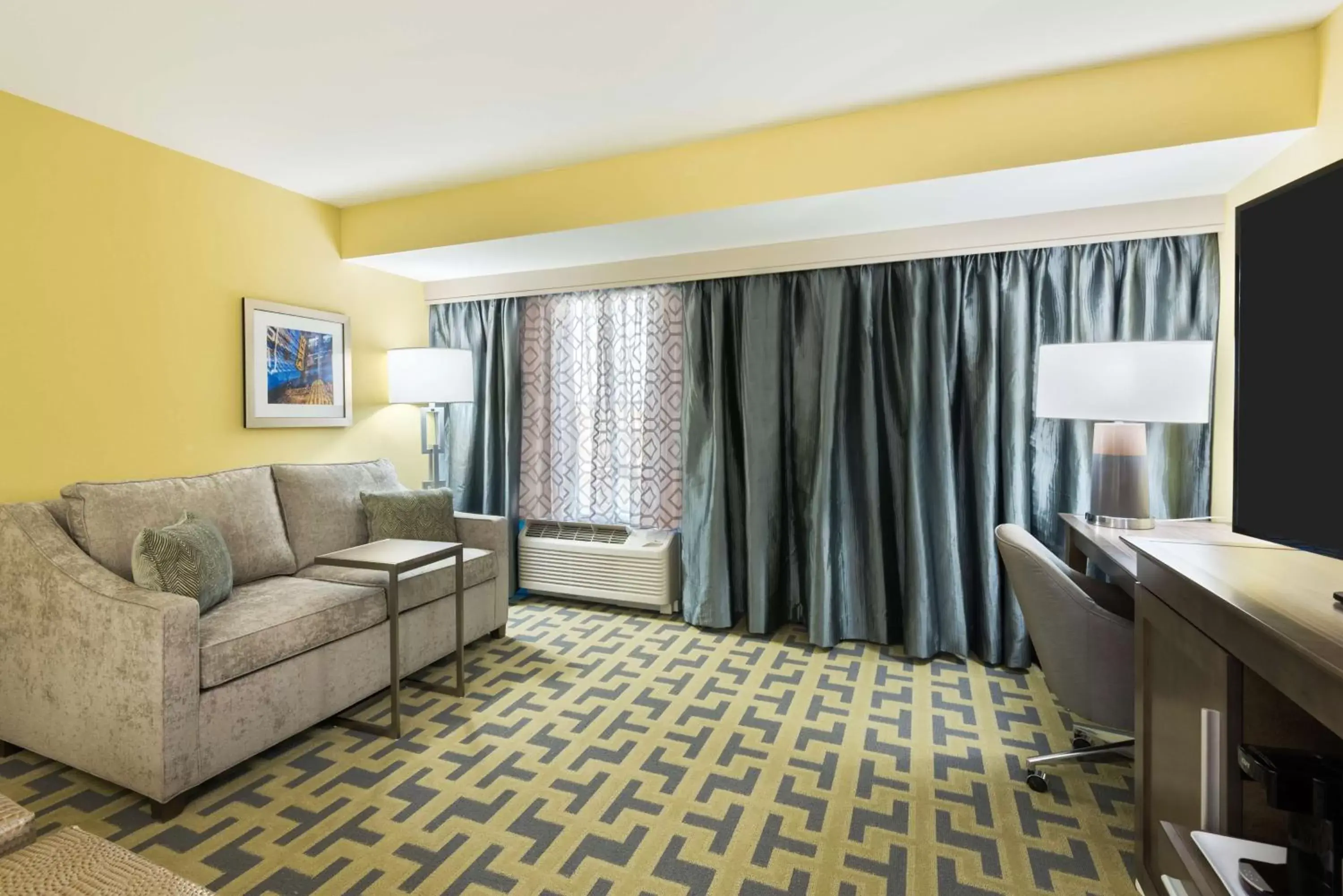 Bed, Seating Area in Hampton Inn & Suites Tampa Airport Avion Park Westshore