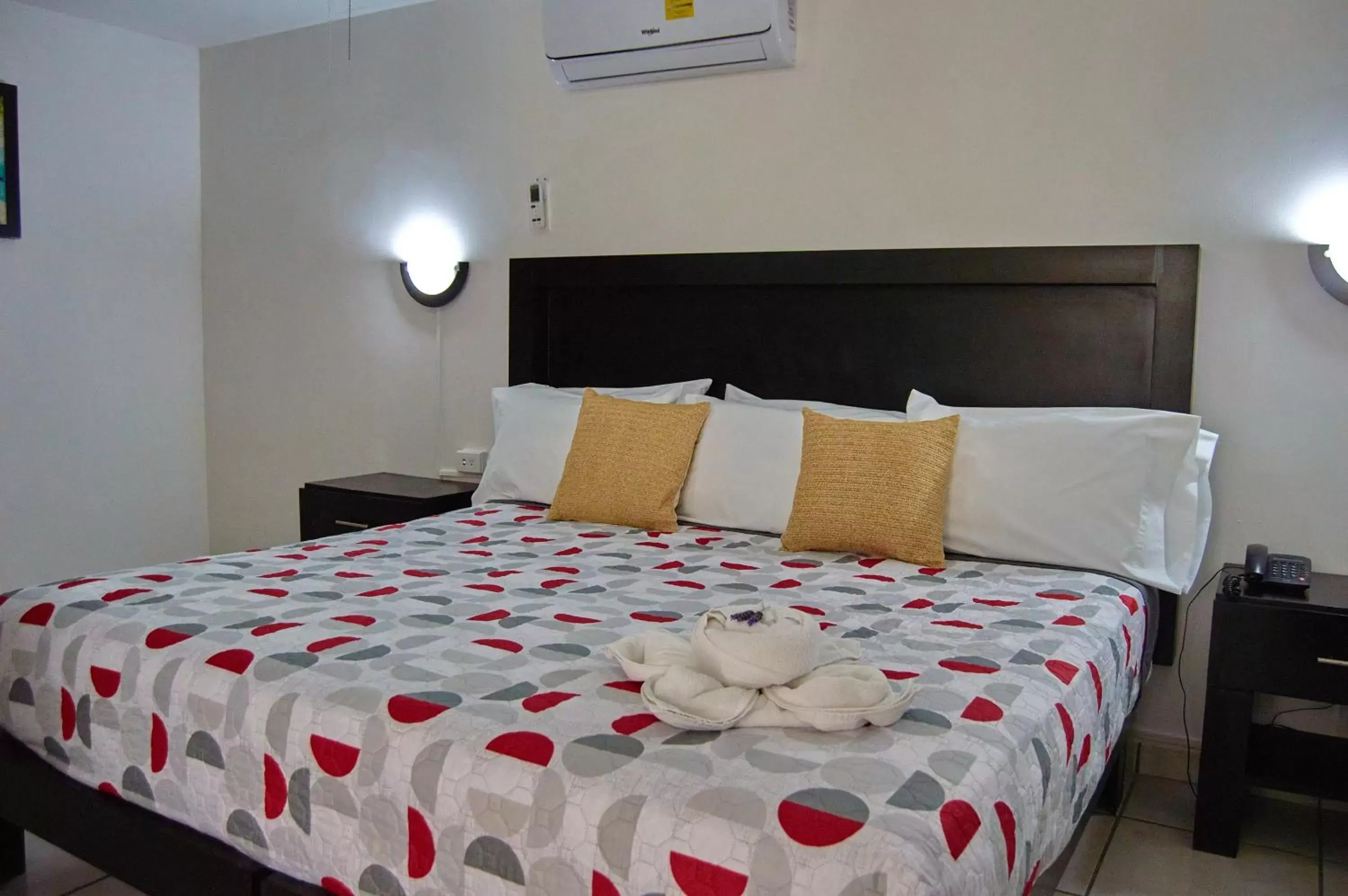 Deluxe King Room - single occupancy in Hotel del Alba Inn & Suites Deluxe King Room - single occupancy in Hotel del Alba Inn & Suites