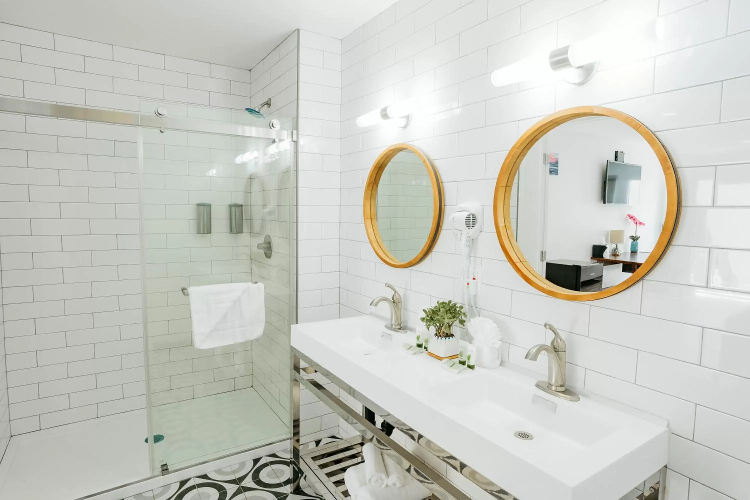 Bathroom in The Belmont Shore Inn