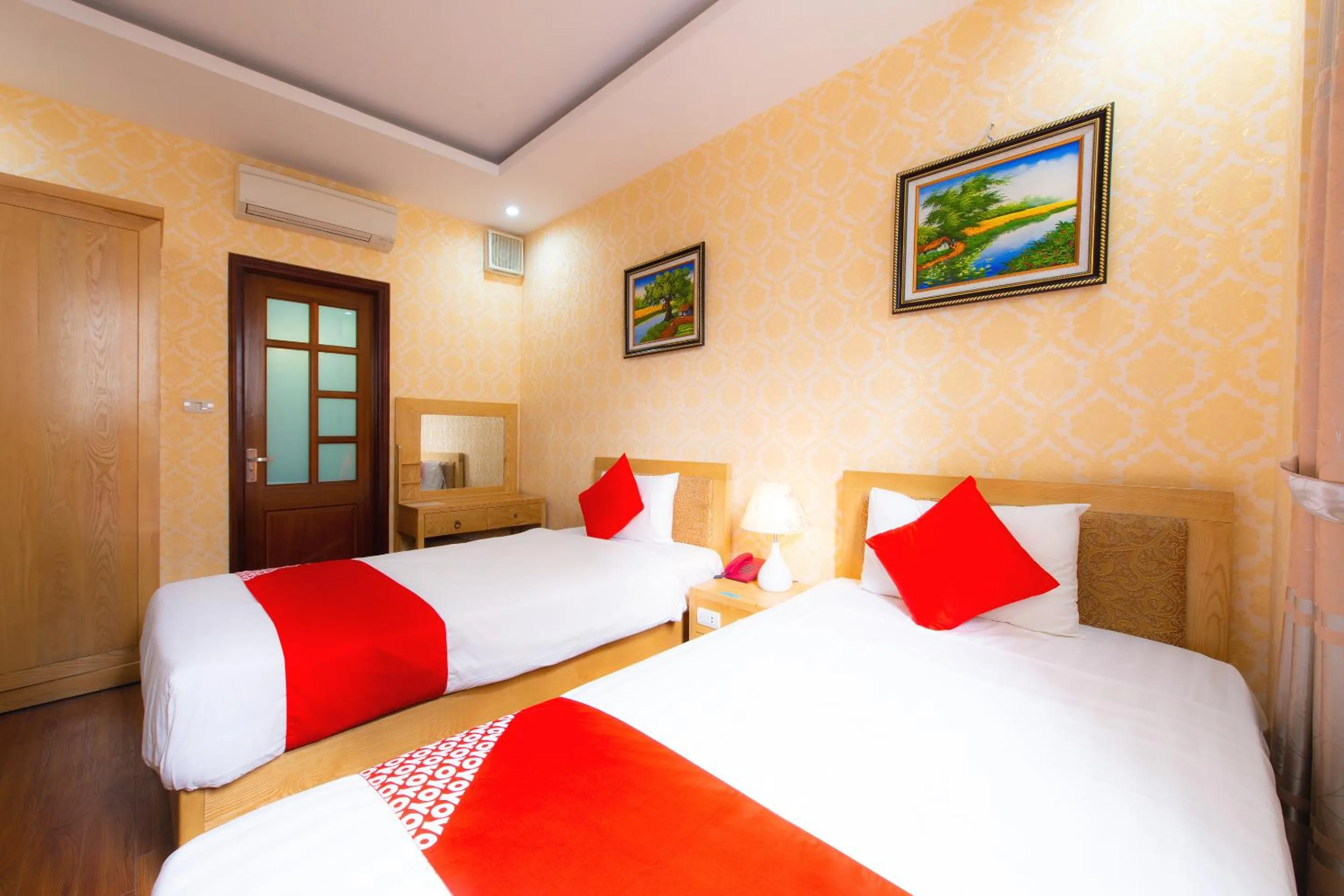 Bedroom, Bed in OYO 191 Dragon Hotel