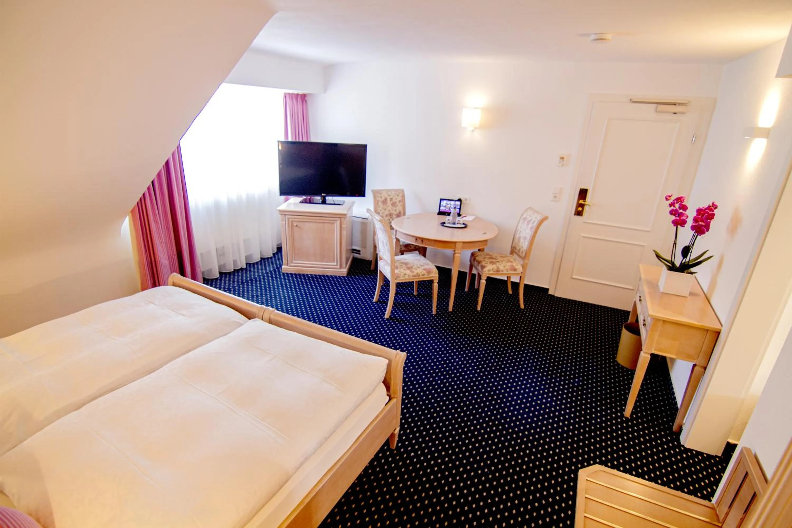 Photo of the whole room, Bed in Zur Weinsteige