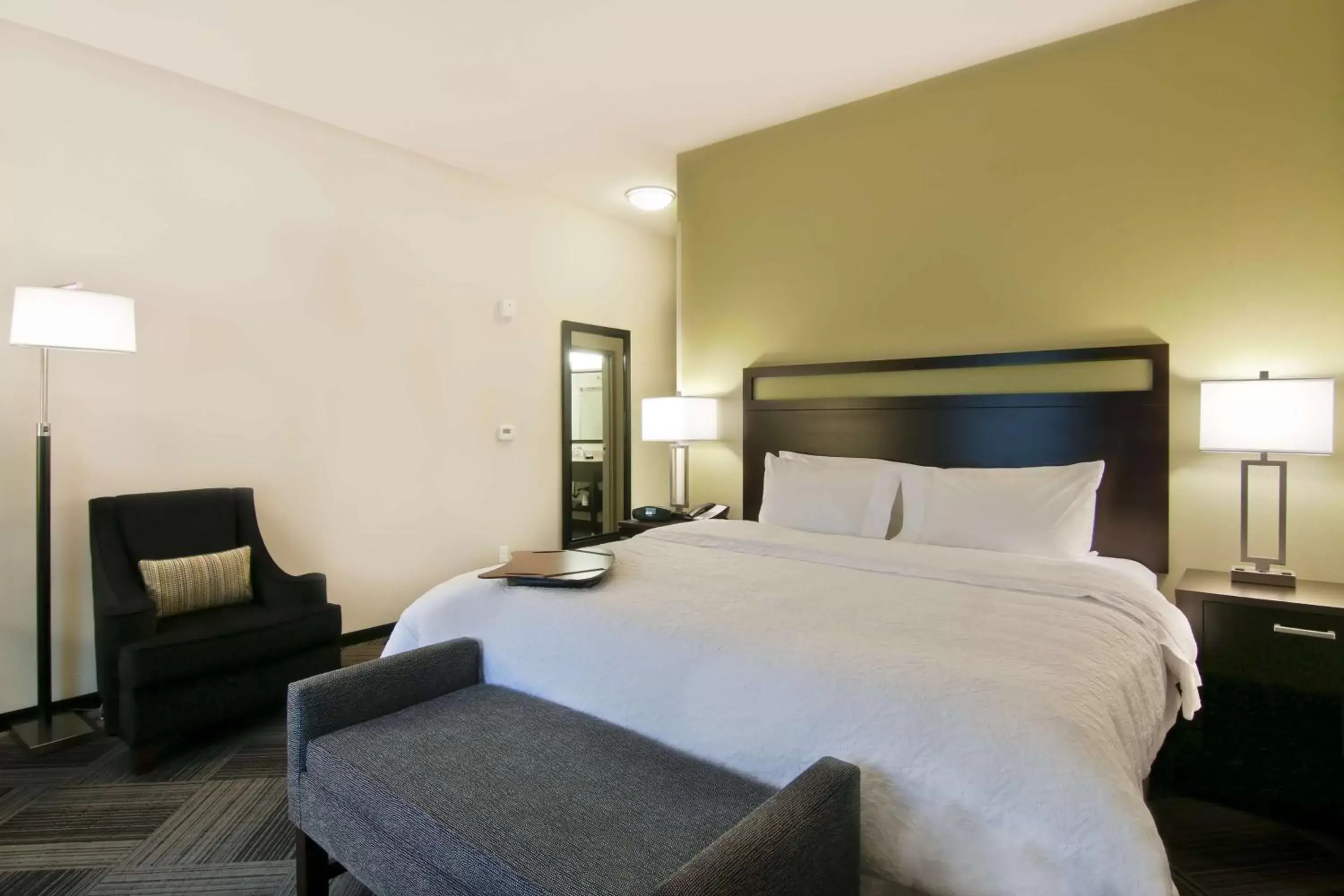 Bed in Hampton Inn & Suites Bellevue Downtown/Seattle Bed in Hampton Inn & Suites Bellevue Downtown/Seattle