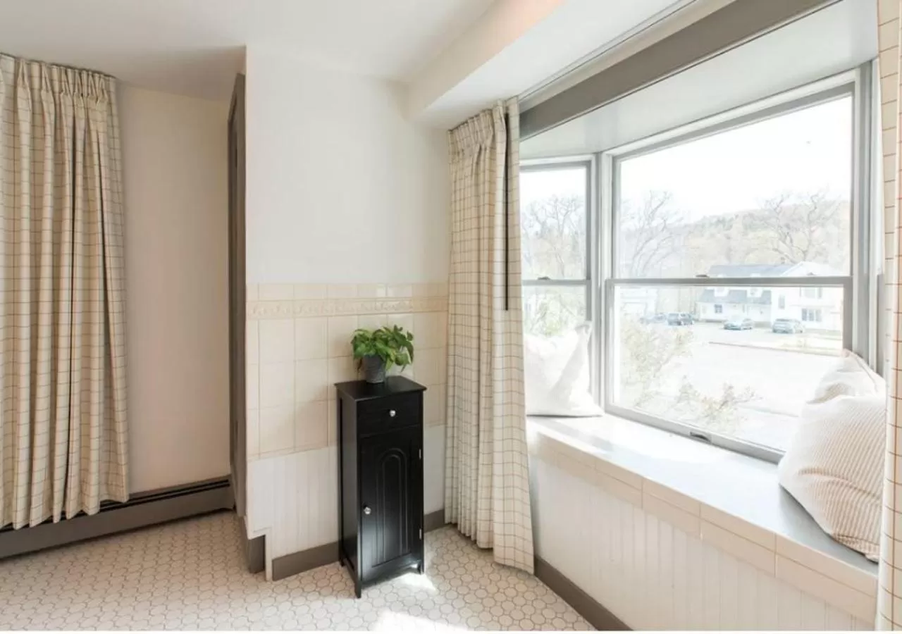 Public Bath, Bed in Wylder Windham