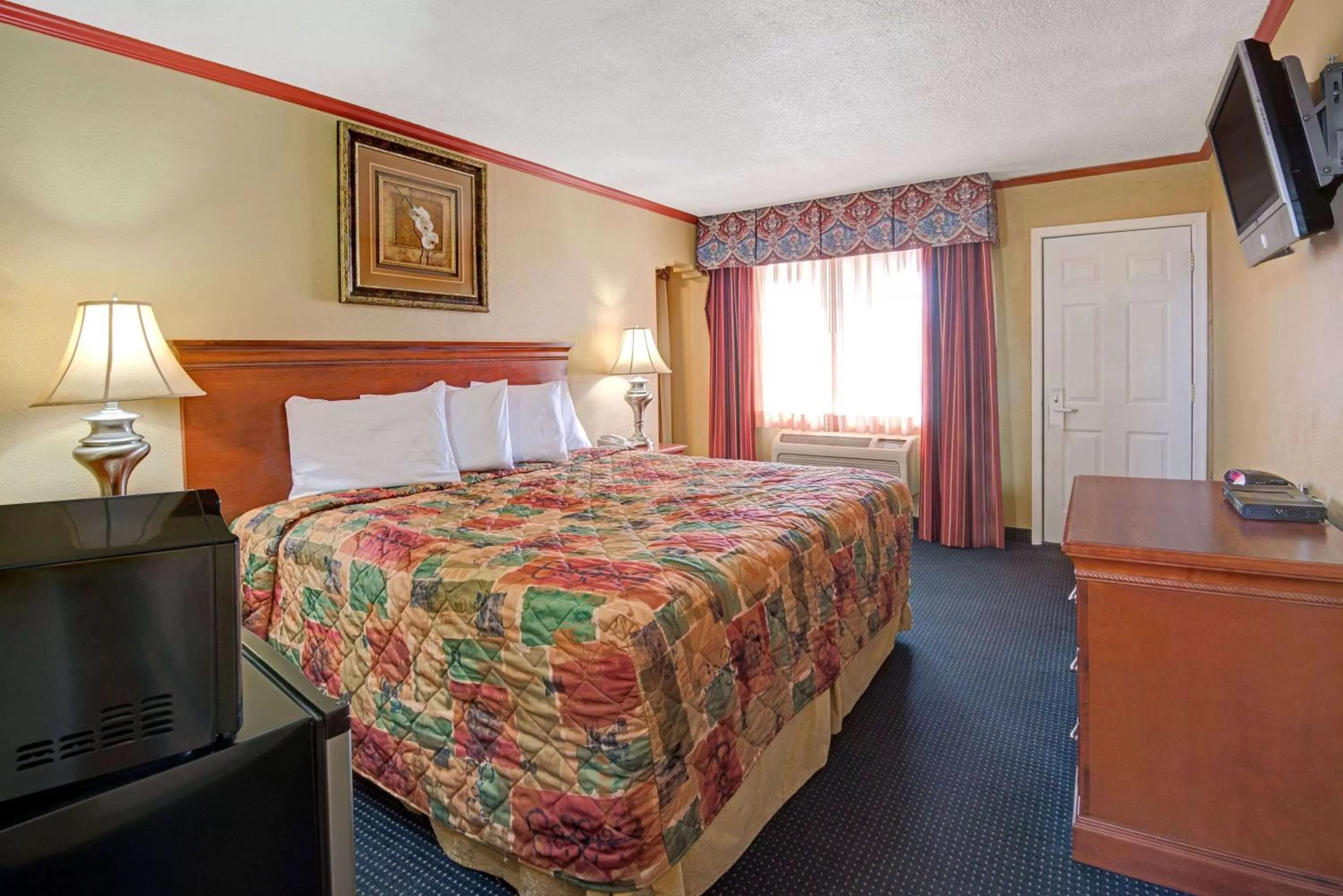 Photo of the whole room, Bed in Days Inn by Wyndham Albuquerque Downtown