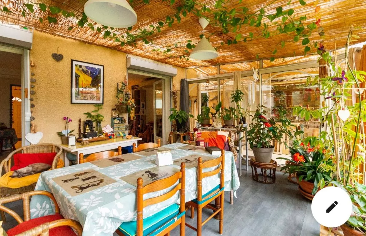 Restaurant/Places to Eat in 2 CHAMBRES B&B PRÈS DE L'AÉROPORT ET DU MEETT