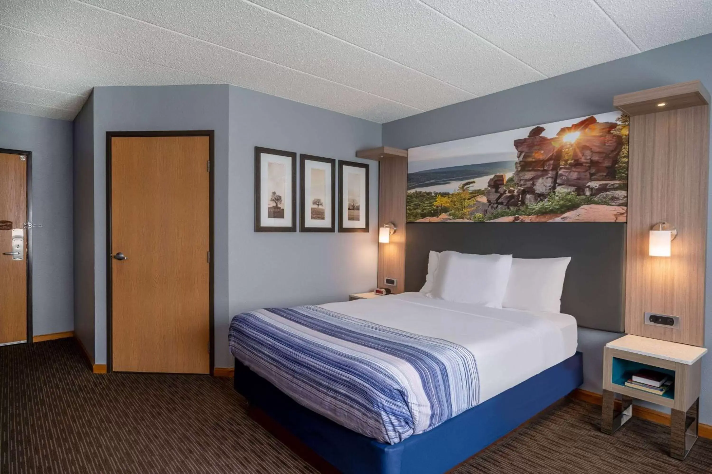 Queen Room with Bath Tub - Mobility Accessible/Non-Smoking in AmericInn by Wyndham Eau Claire