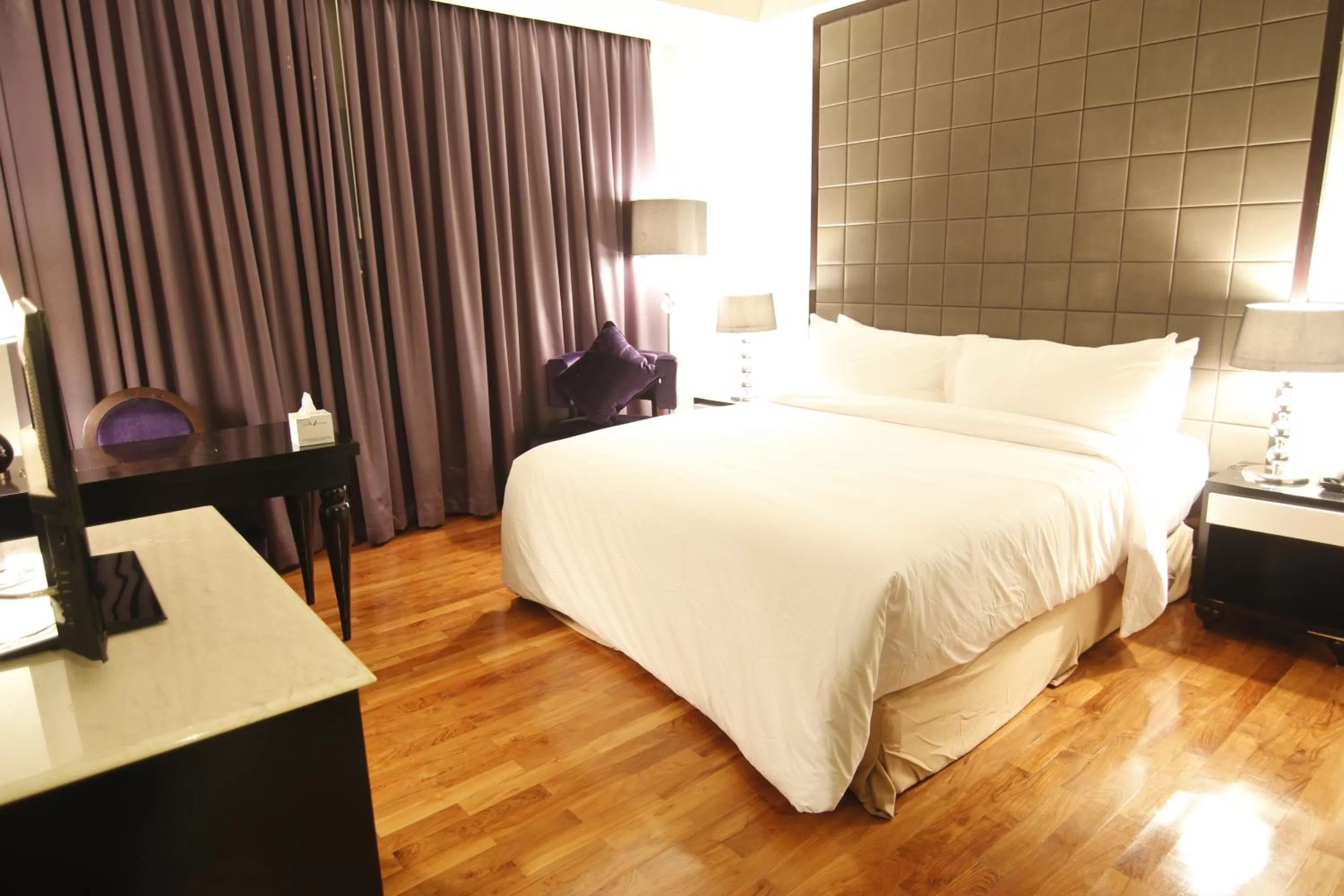 Bathroom, Bed in Hotel Diradja