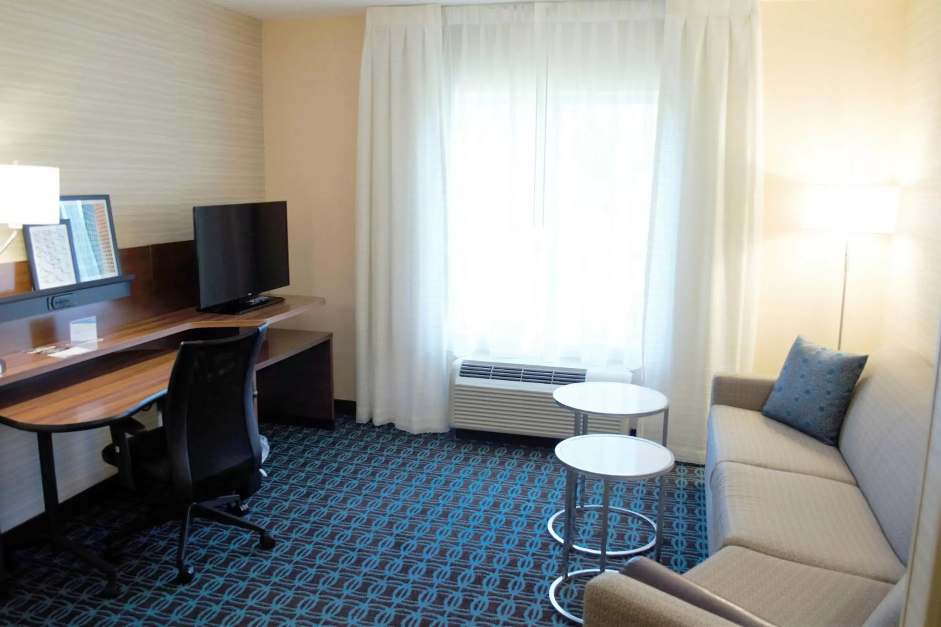 Living room, TV/Entertainment Center in Fairfield Inn & Suites by Marriott Stroudsburg Bartonsville/Poconos