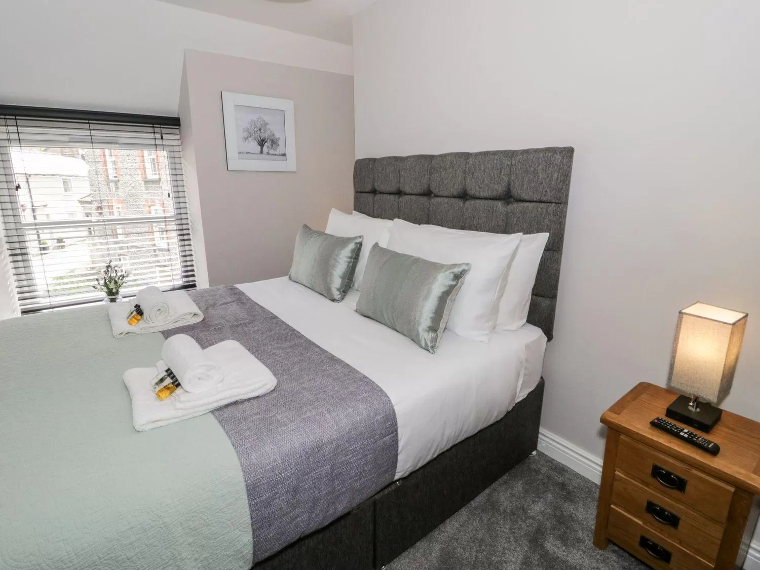 Bedroom, Bed in The Blue Lion