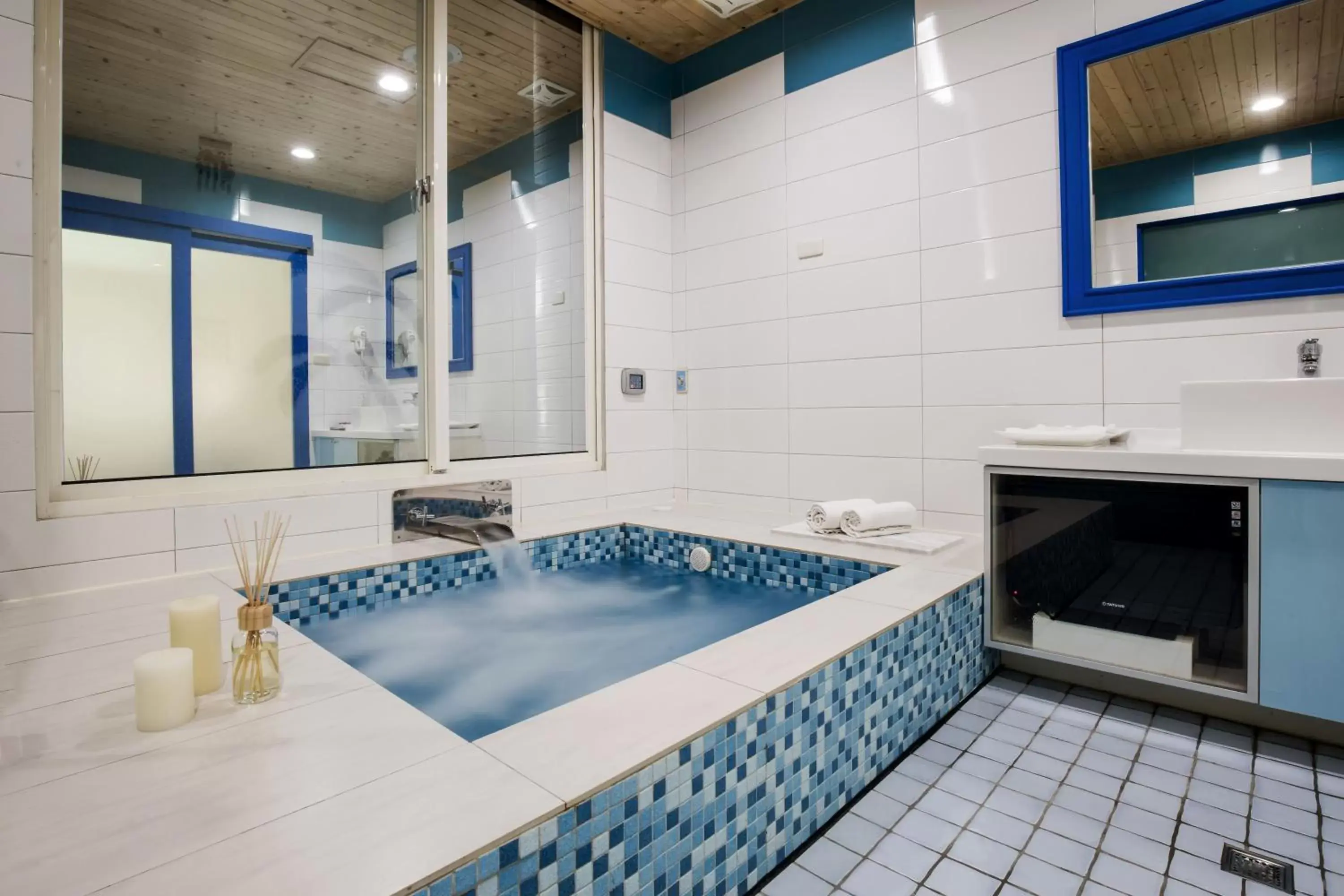 Bathroom, Swimming Pool in Duo Romance Hotel
