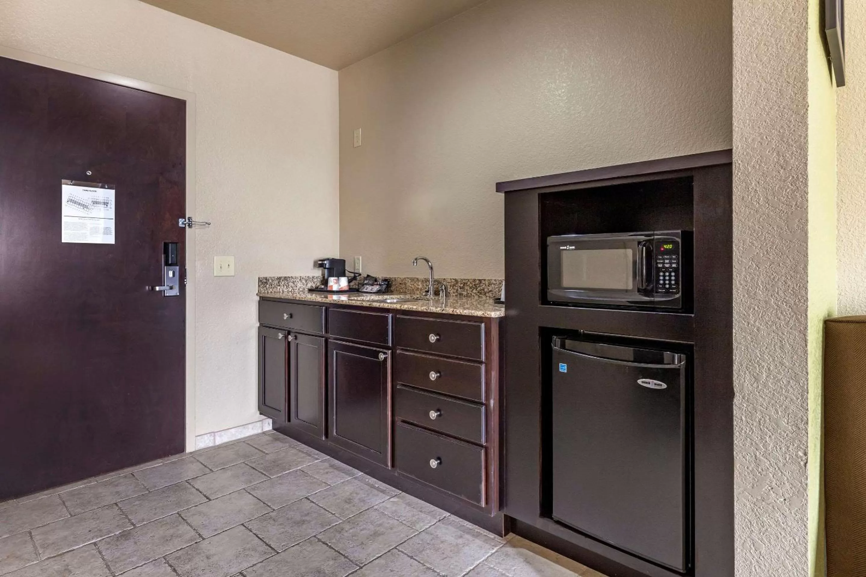 Kitchen or kitchenette in Comfort Inn Bentonville - Crystal Bridges