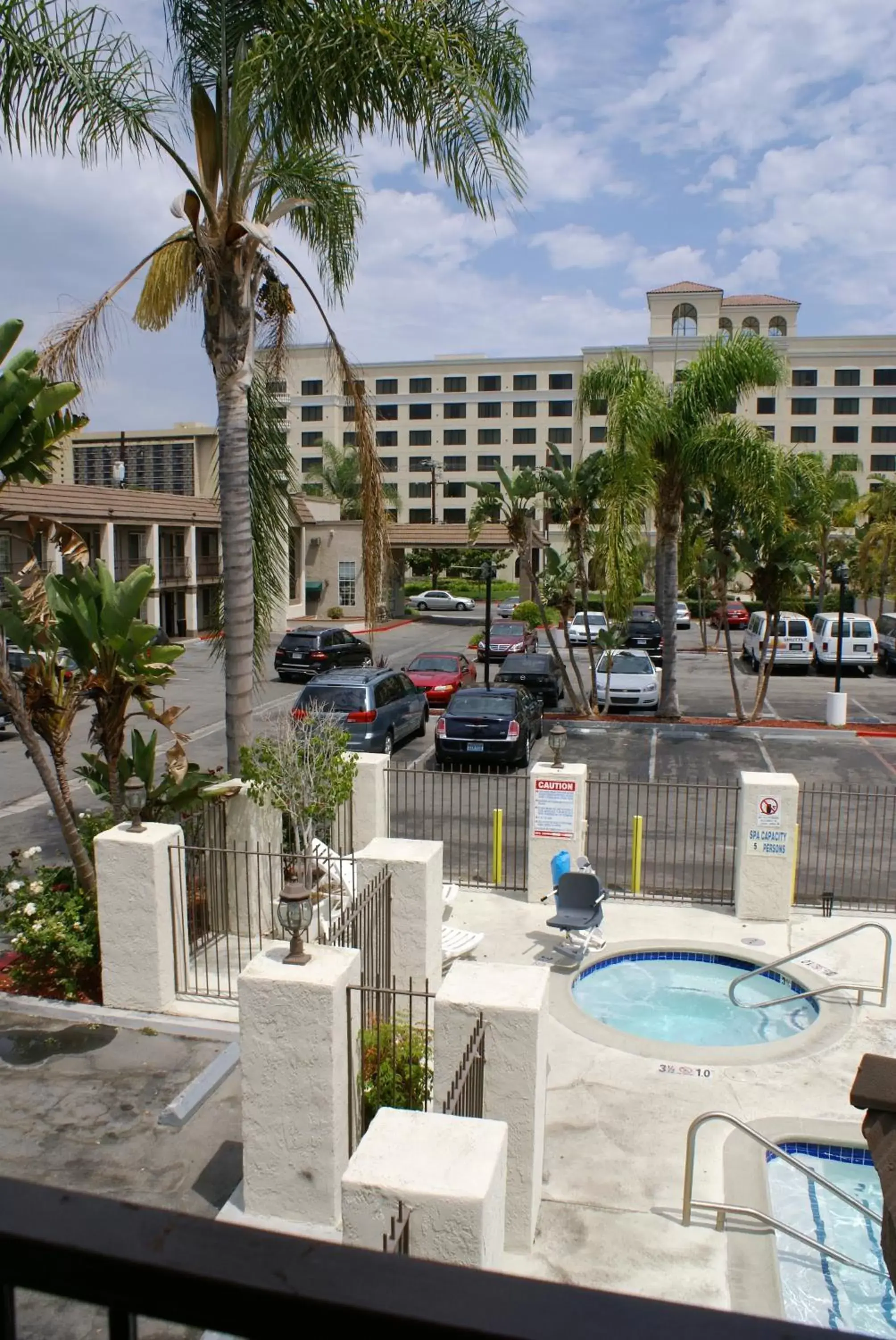 Facade/entrance, Pool View in Queens Inn Anaheim