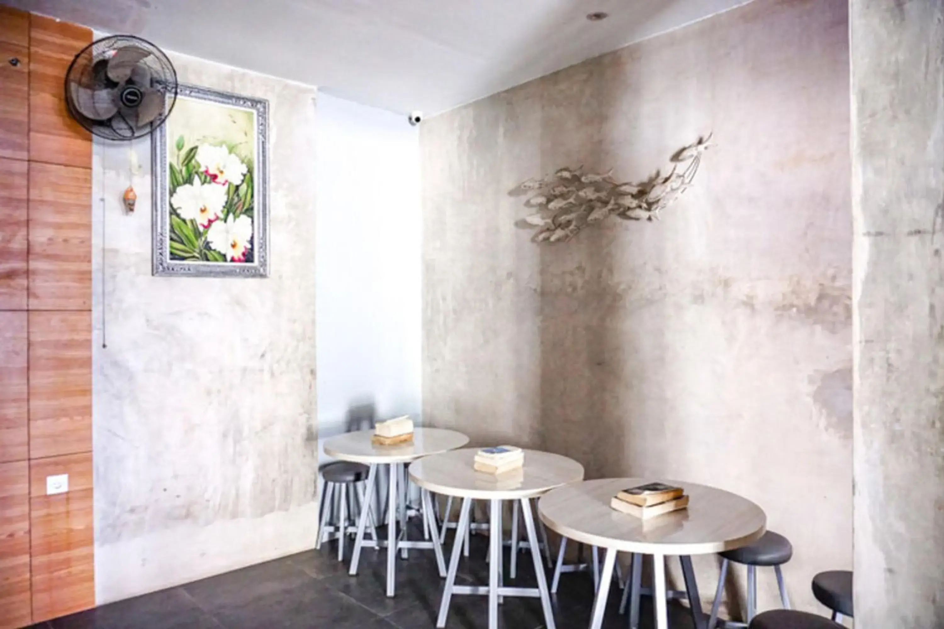 Dining Area in RedDoorz Hostel near Lippo Mall Kuta